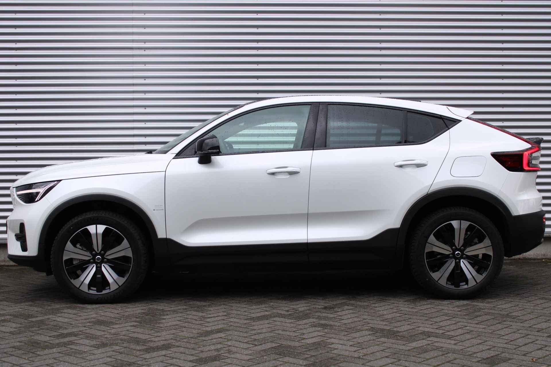 Volvo C40 Single Motor 231PK Recharge Plus, 438KM WLTP Actieradius, Warmtepomp, Keyless Entry, Elektrische Achterklep, Stoelverwarming, Stuurverwarming, Panoramadak, 19" Lichtmetalen Velgen, Park Assist Voor & Achter incl. Camera, Google Services - 9/25