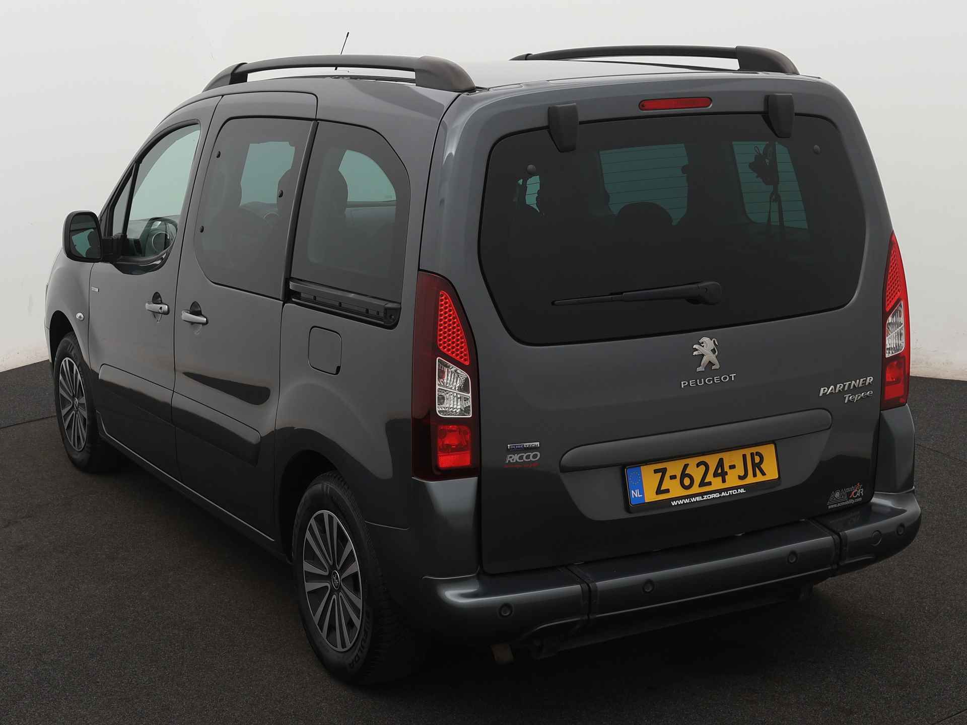 Peugeot Partner Tepee 1.2 PureTech Active Direct leverbaar! Rolstoelauto inclusief lier | Opklapbare 2de zitrij - 14/36