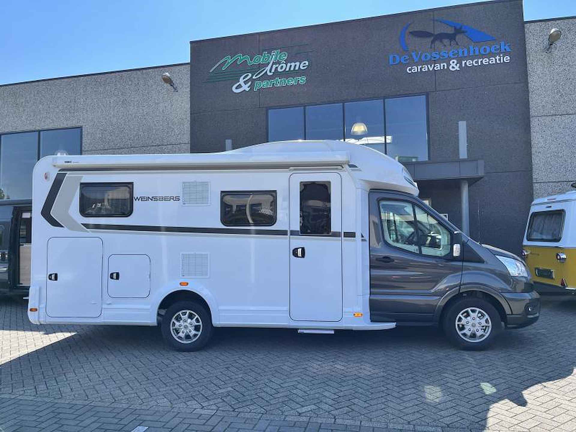 Weinsberg CaraSuite 650 MEG Family Camper met hefbed - 3/16