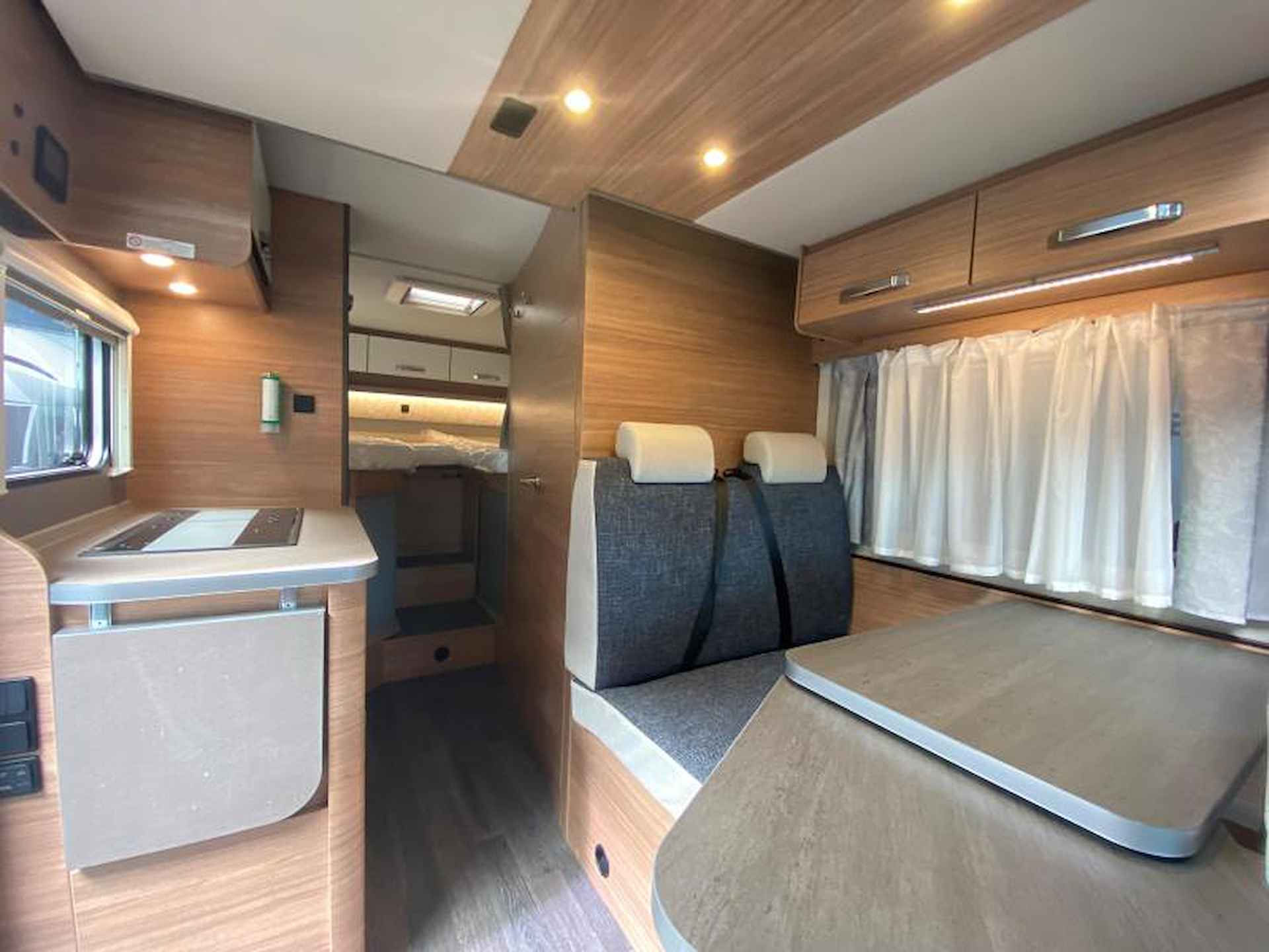 Weinsberg CaraSuite 650 MEG Family Camper met hefbed - 9/16