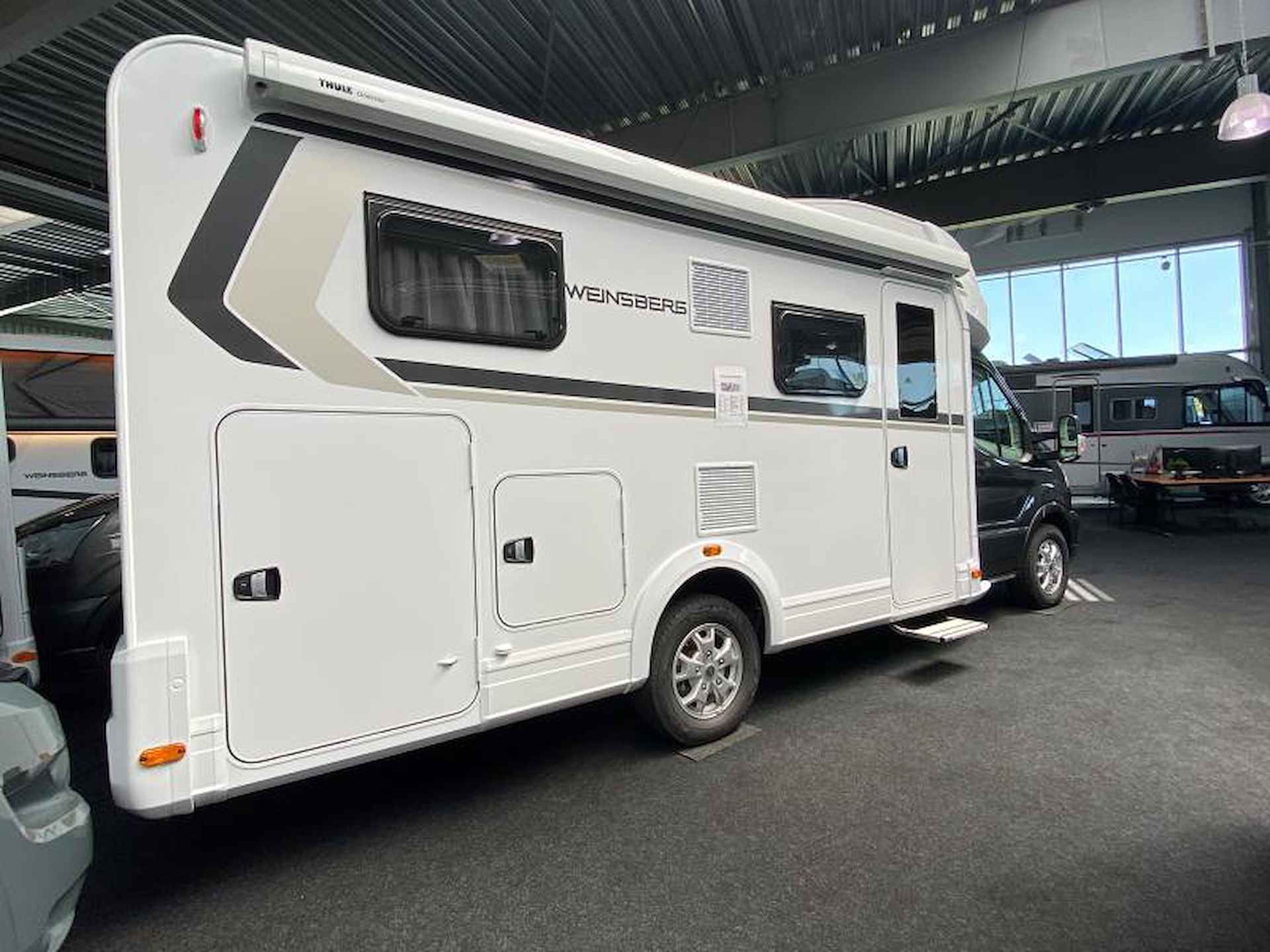 Weinsberg CaraSuite 650 MEG Family Camper met hefbed - 6/16