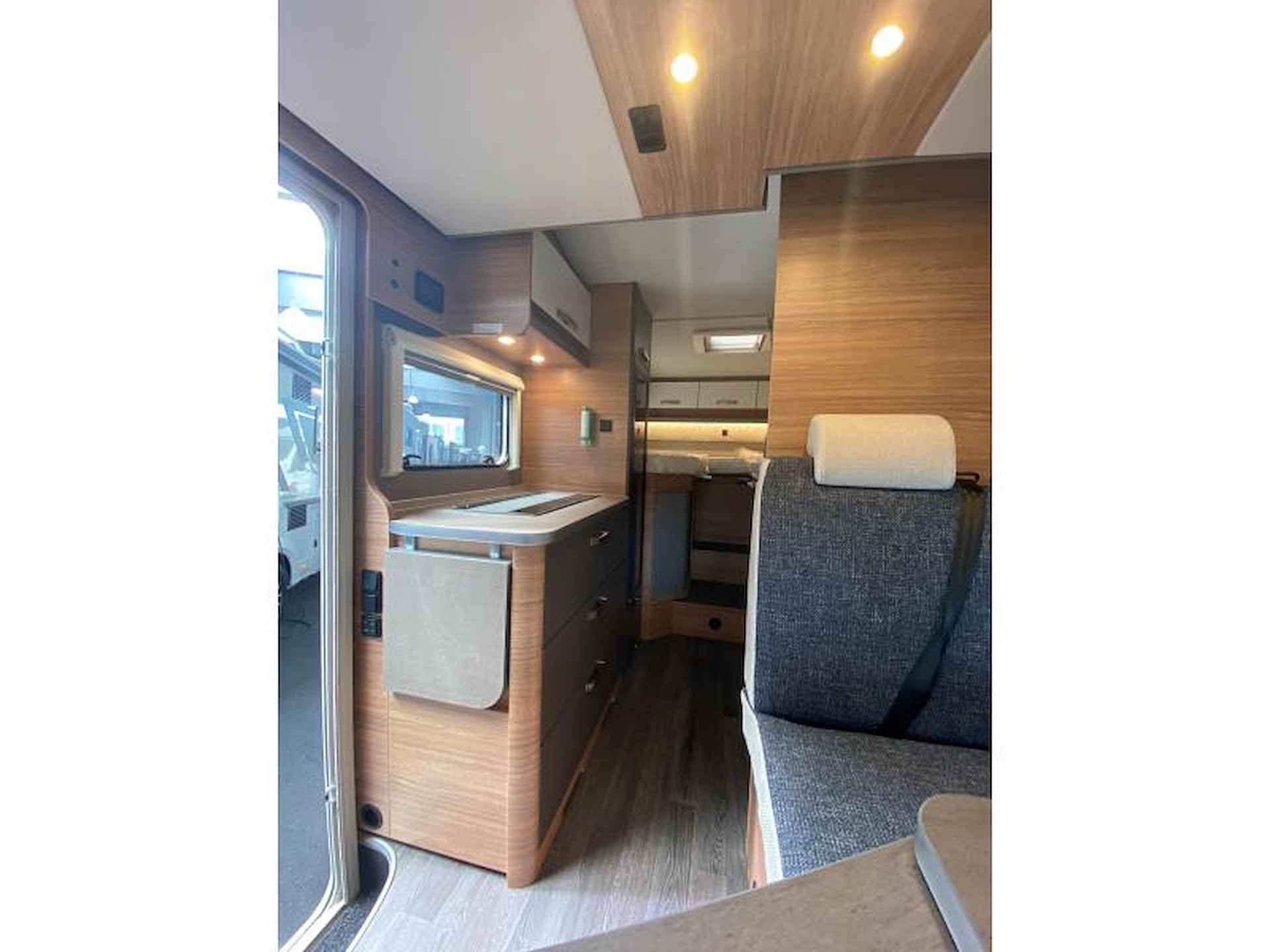 Weinsberg CaraSuite 650 MEG Family Camper met hefbed - 8/16