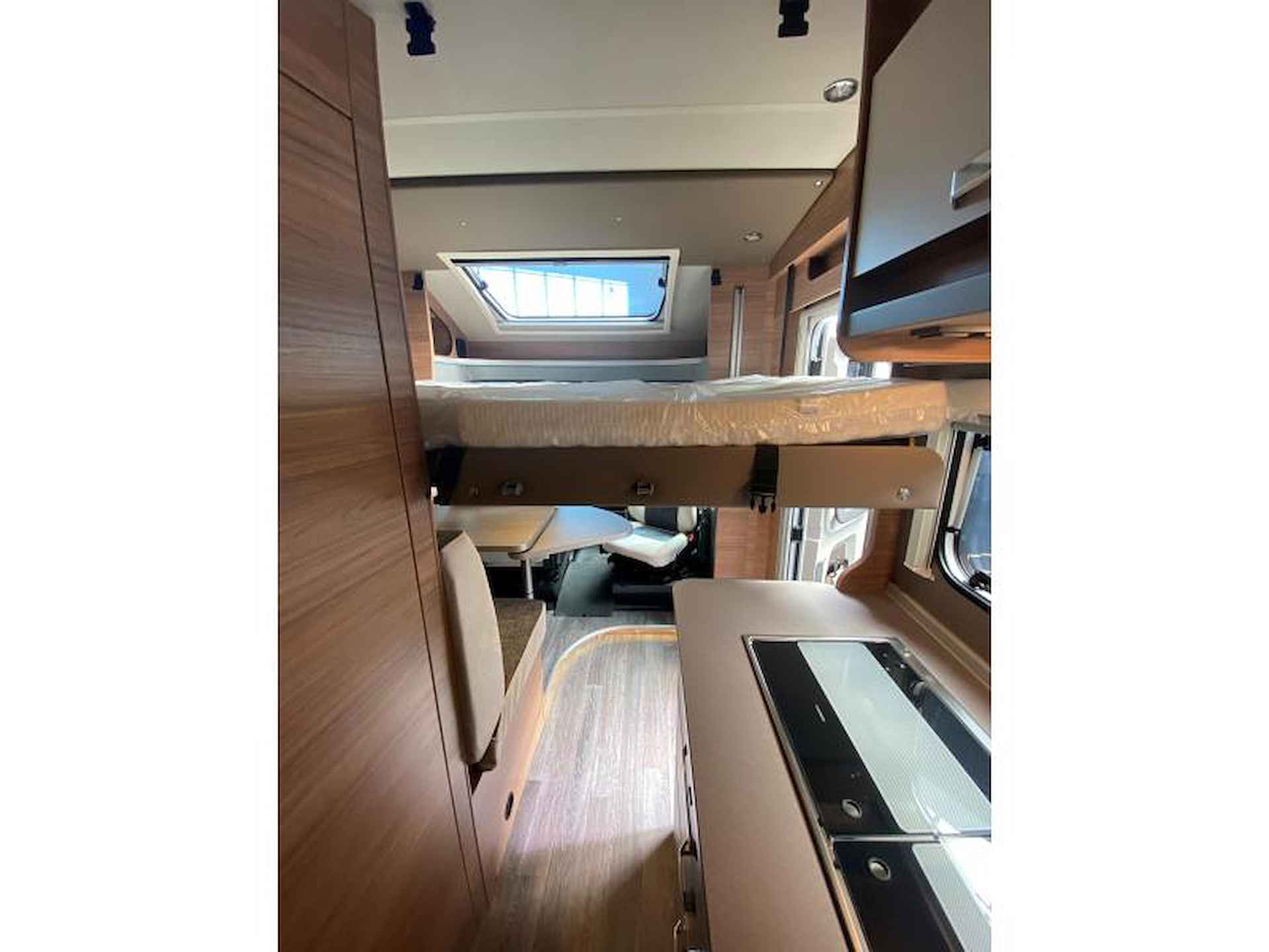 Weinsberg CaraSuite 650 MEG Family Camper met hefbed - 14/16