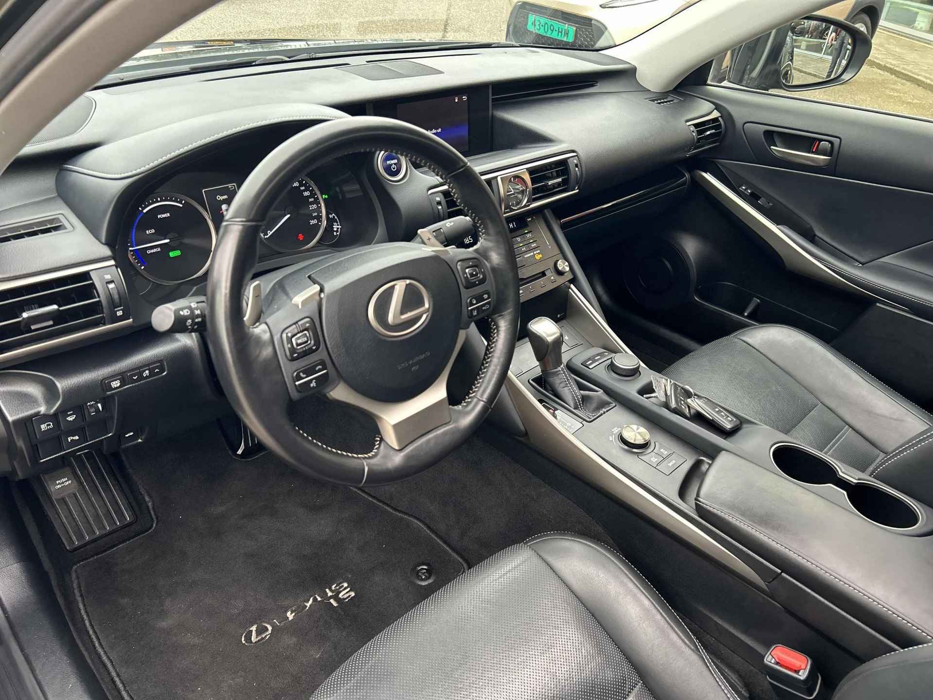 Lexus IS 300h Hybrid Business Line Plus - 10/22