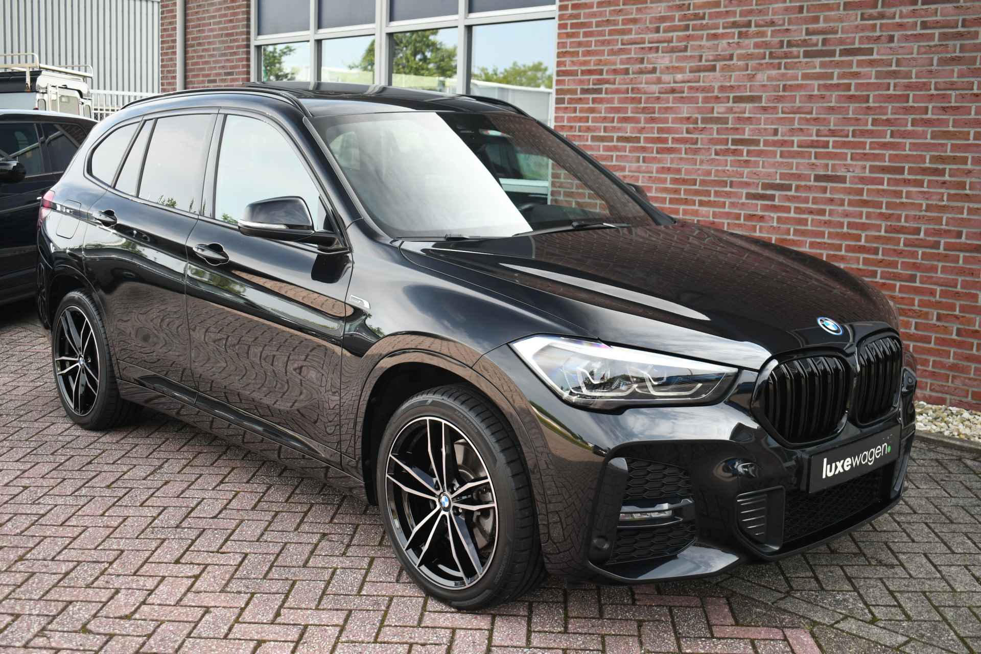 BMW X1 xDrive25e M-Sport Pano HUD 19inch Leder El-Klep - 55/75