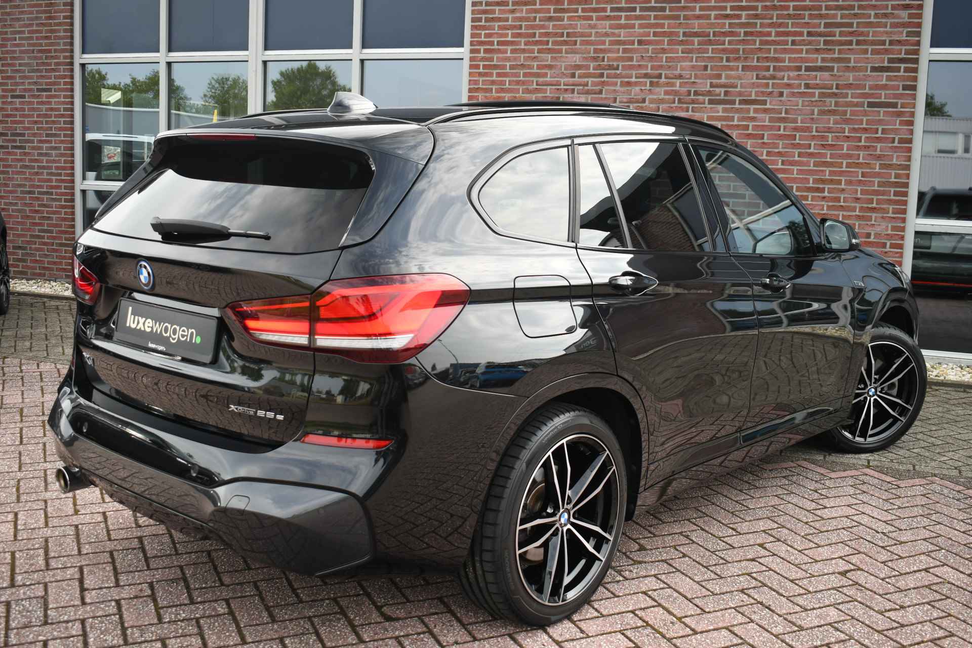 BMW X1 xDrive25e M-Sport Pano HUD 19inch Leder El-Klep - 69/75