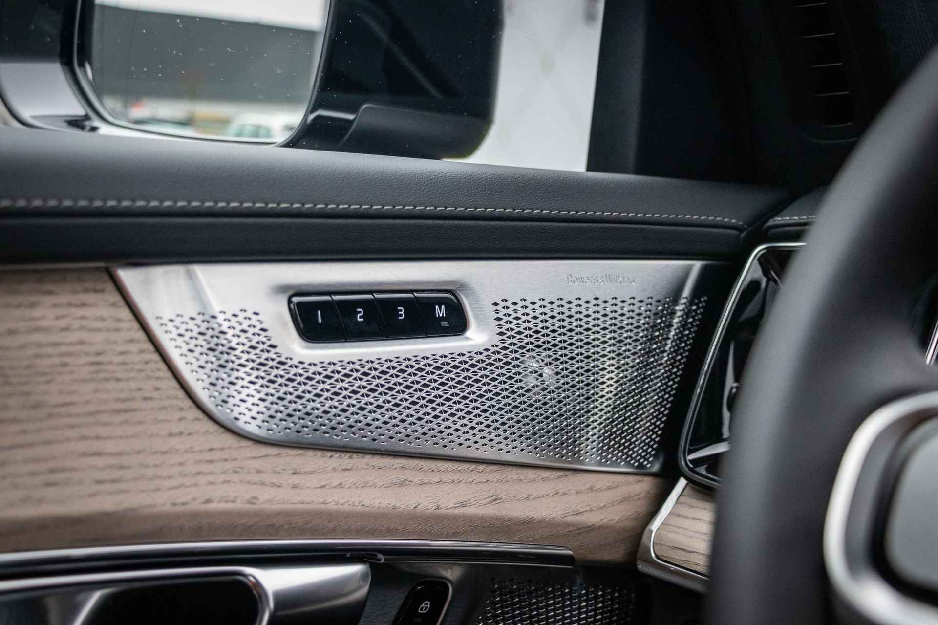 Volvo XC90 T8 Plug-in hybrid AWD Ultra Bright | Nieuw model | Luchtvering | Bowers & Wilkins high-end audiosysteem | Nappaleder met massage en ventilatiefunctie | 22 Inch lichtmetalen velgen - 31/33