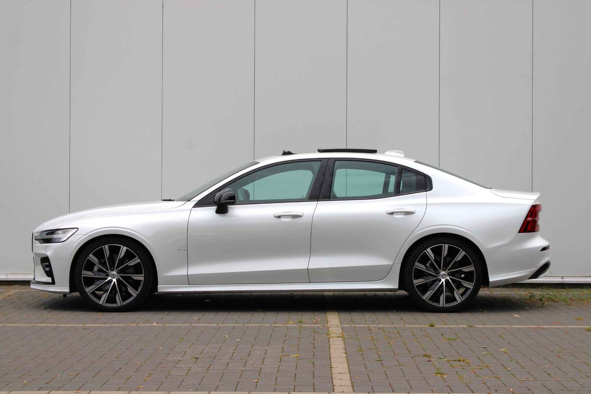 Volvo S60 B4 AUT7 197PK Plus Dark, Adaptieve Cruise Control met Pilot Assist, Schuif-/Kanteldak, Harman Kardon Premium Audio, Exterior Styling Kit, Elektrische voorstoelen met geheugen, Verwarmbare voorstoelen + stuurwiel, Park Assist voor + achter, Apple CarPlay, Sportchassis, 20" Lichtmetalen wielen - 9/32