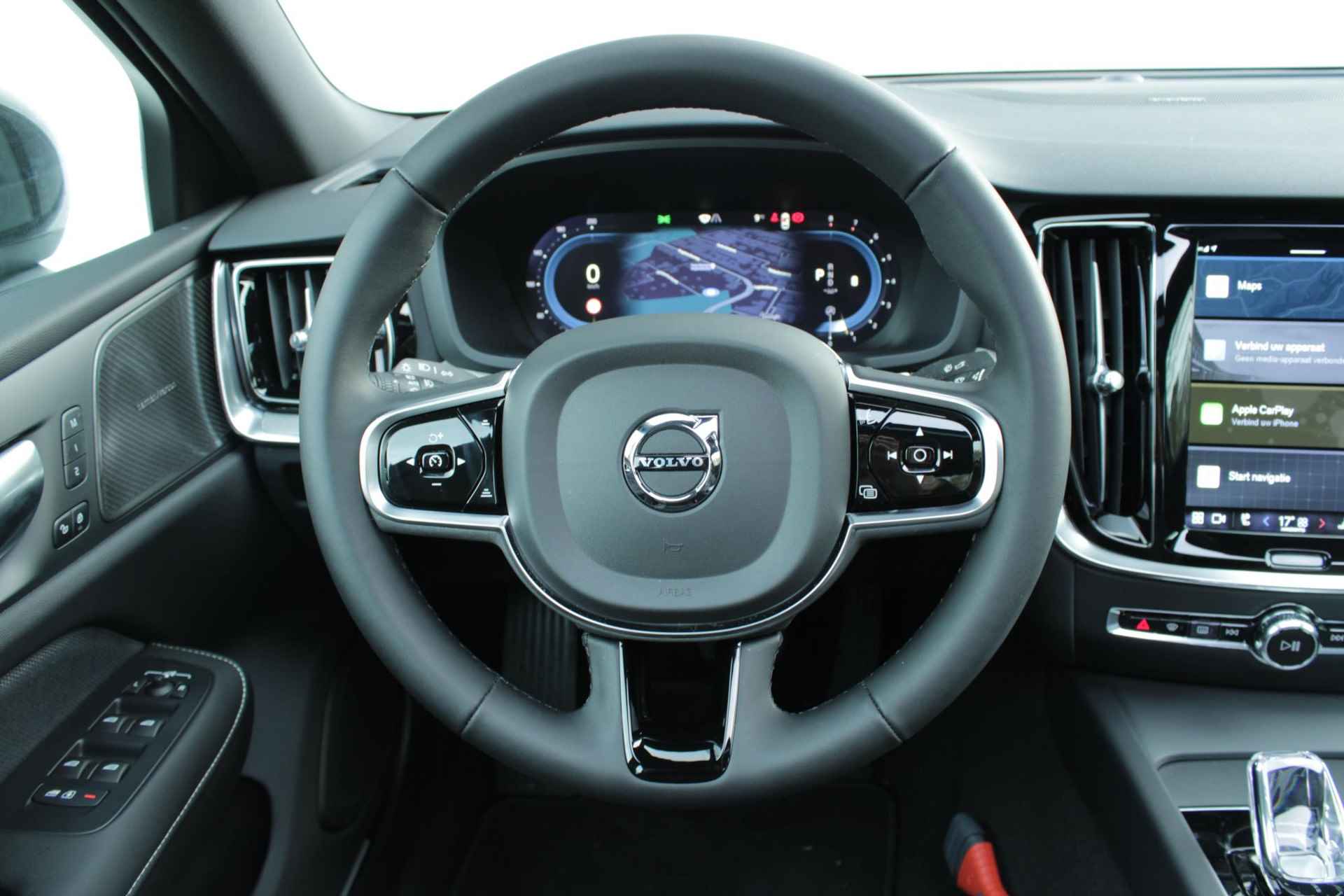 Volvo S60 B4 AUT7 197PK Plus Dark, Adaptieve Cruise Control met Pilot Assist, Schuif-/Kanteldak, Harman Kardon Premium Audio, Exterior Styling Kit, Elektrische voorstoelen met geheugen, Verwarmbare voorstoelen + stuurwiel, Park Assist voor + achter, Apple CarPlay, Sportchassis, 20" Lichtmetalen wielen - 26/35