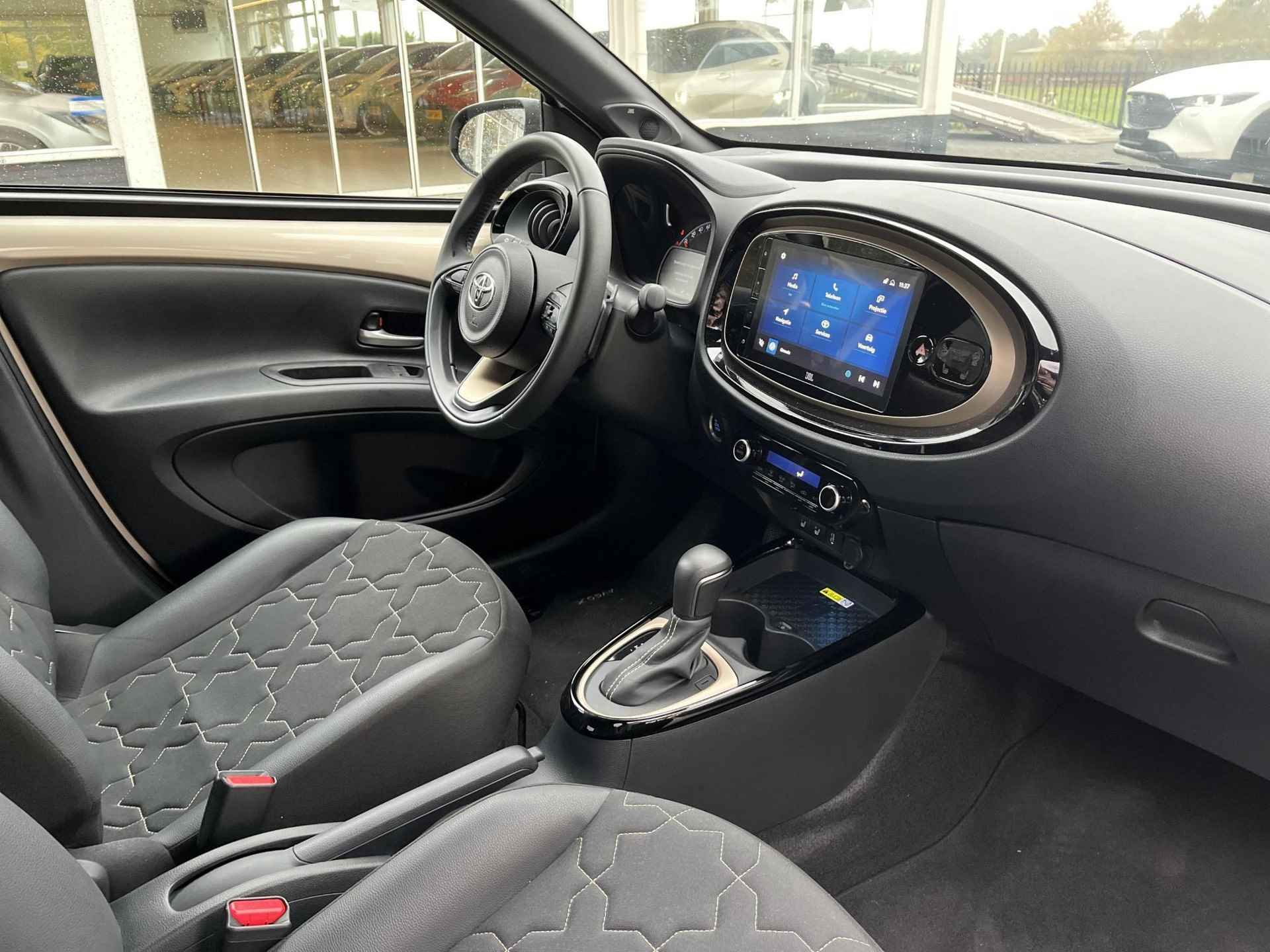 Toyota Aygo X 1.0 VVT-i S-CVT Premium | Cabriodak | Automaat | JBL geluidssysteem | Keyless entry - 10/23