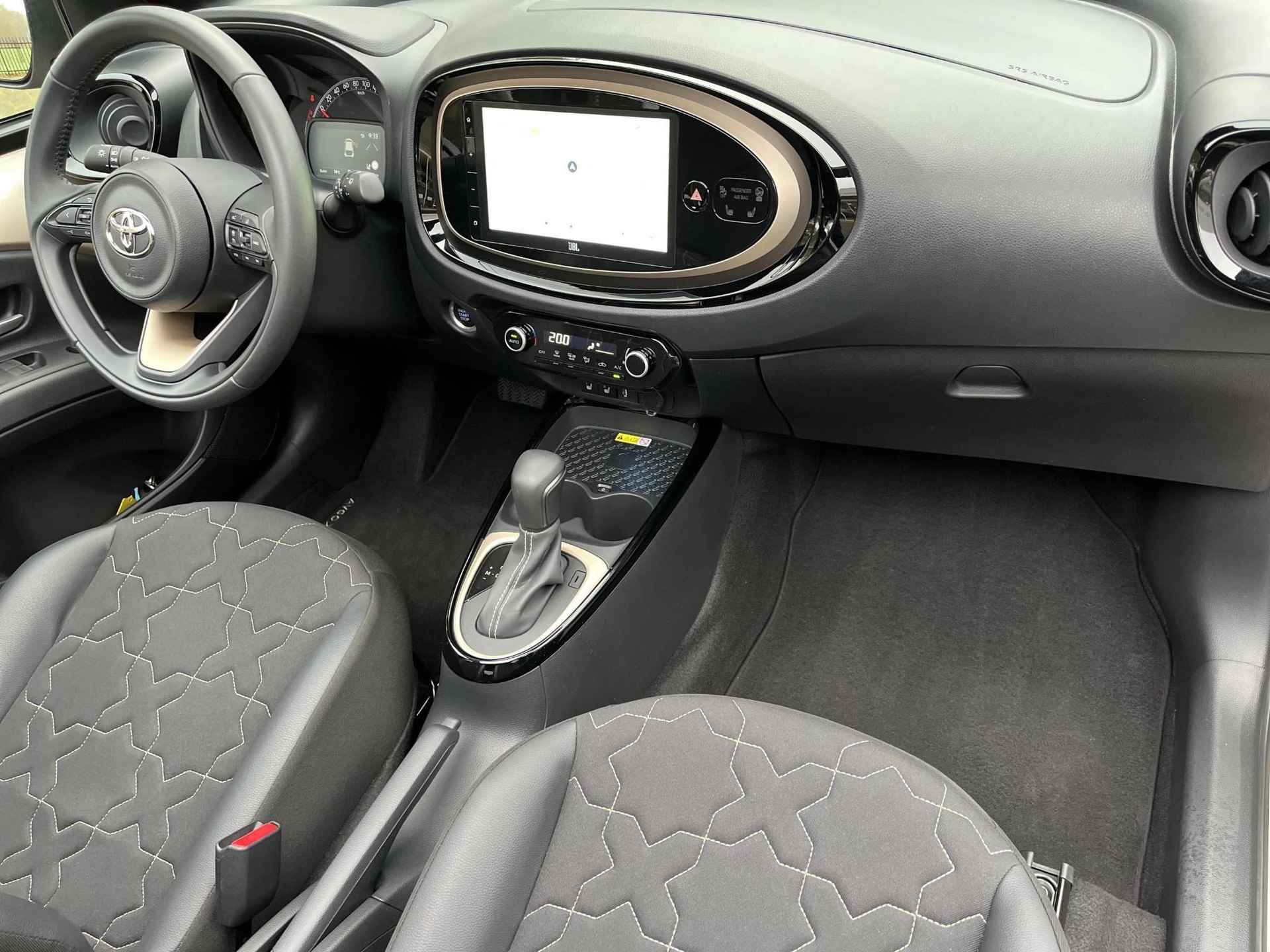 Toyota Aygo X 1.0 VVT-i S-CVT Premium | Cabriodak | Automaat | JBL geluidssysteem | Keyless entry - 12/26