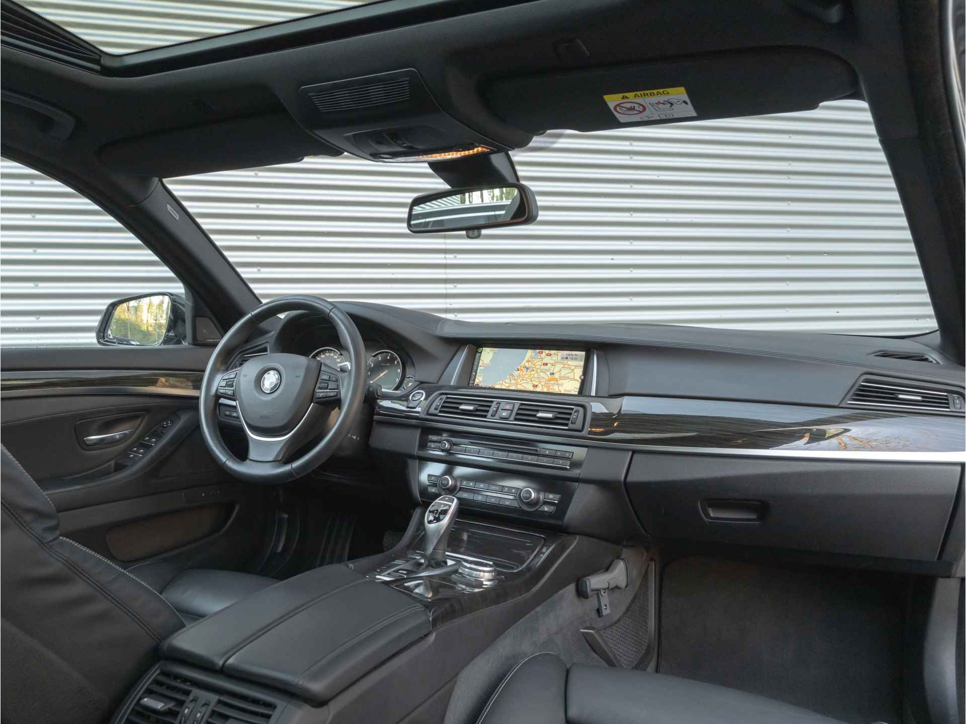 BMW 5 Serie Touring 535i Luxury Line - Adaptive Drive - Leder Dashboard - Head-Up - Trekhaak - 3/40