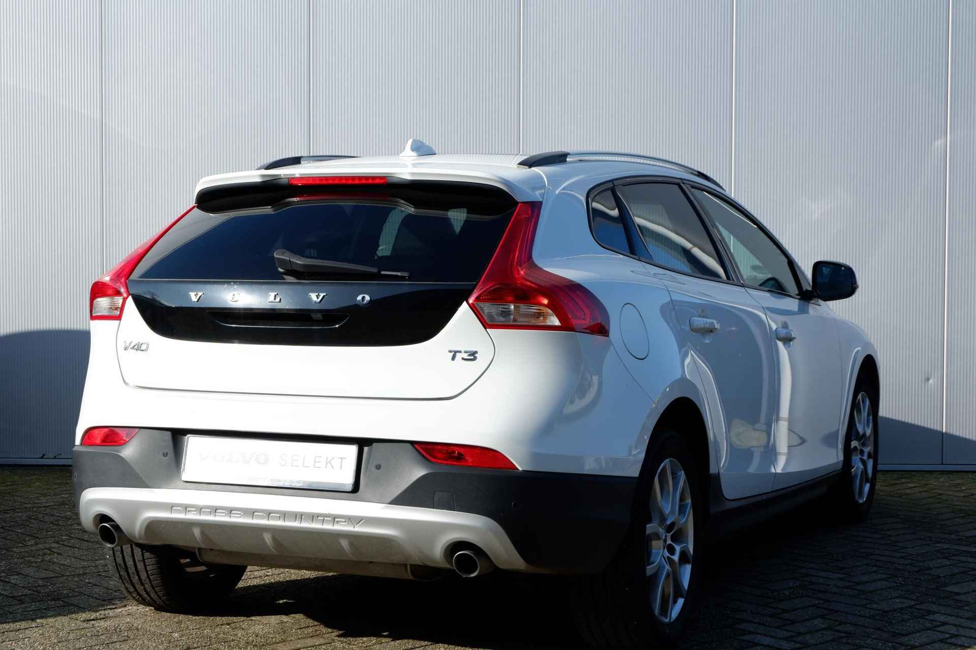 Volvo V40 Cross Country T3 AUT6 152PK Polar+ Luxury, Panoramadak, Lederen bekleding, Stoelverwarming, Harman Kardon Premium Audio, Alarm Klasse 3, DAB+ radio, Extra getint glas, 17" Lichtmetalen velgen, Roofrails, Bluetooth telefoonvoorbereiding, Sensus Full map navigatie - 3/33