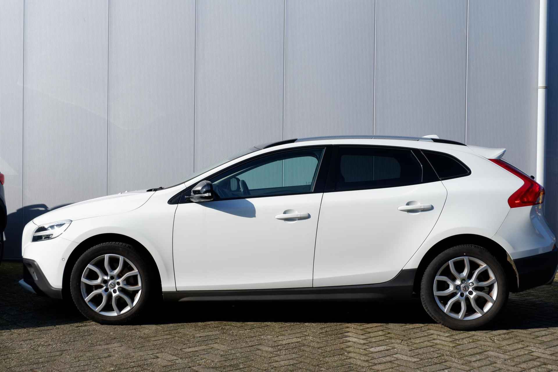 Volvo V40 Cross Country T3 AUT6 152PK Polar+ Luxury, Panoramadak, Lederen bekleding, Stoelverwarming, Harman Kardon Premium Audio, Alarm Klasse 3, DAB+ radio, Extra getint glas, 17" Lichtmetalen velgen, Roofrails, Bluetooth telefoonvoorbereiding, Sensus Full map navigatie - 10/33