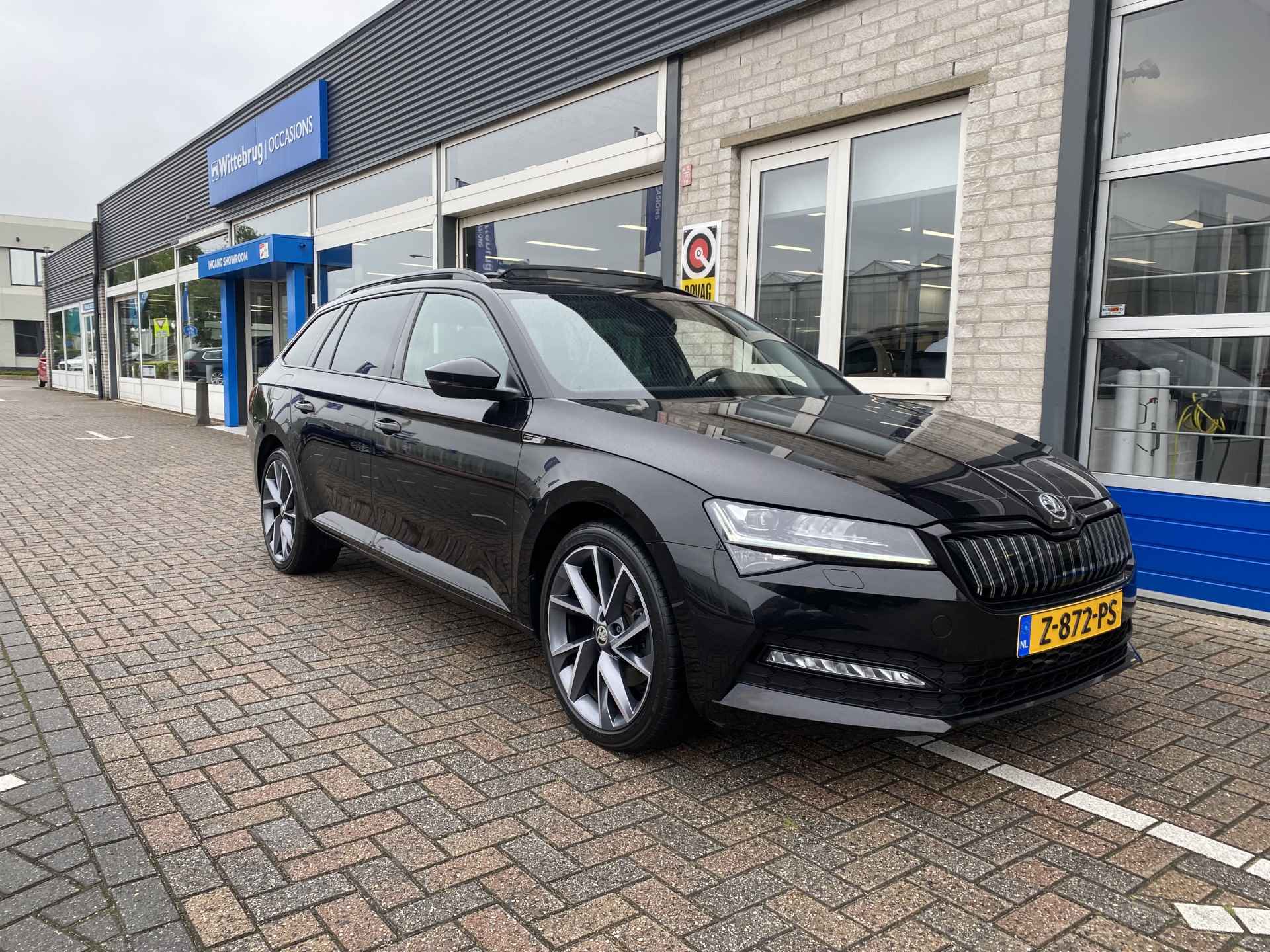 Škoda Superb Combi 1.4 TSI iV Sportline Business / AUTOMAAT/ PANO/ PARK. SENSOREN/ CRUISE/ STOEL VERWARM V EN A/ MEMORY SEATS/ STUUR VERWARM./ KEYLESS/ APP CONNECT/ NAVI/ CLIMA/ DAB/ 19" LMV/ - 41/46