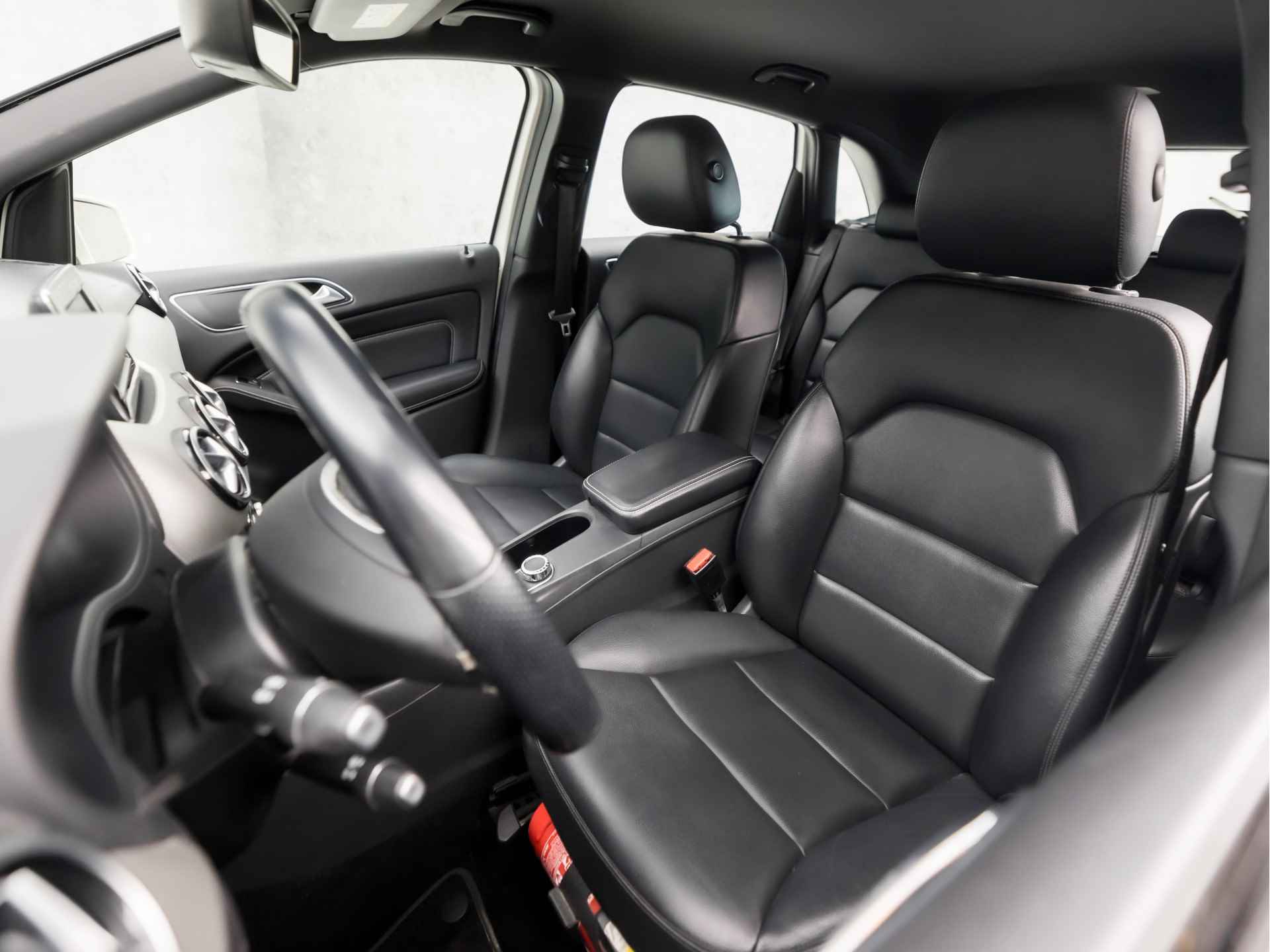 Mercedes-Benz B-Klasse 180 Prestige Sport (NAVIGATIE, CRUISE, TREKHAAK, STOELVERWARMING, LEDEREN SPORTSTOELEN, PARKEERSENSOREN, NIEUWE APK, XENON, ZWART HEMEL, NIEUWSTAAT) - 14/35