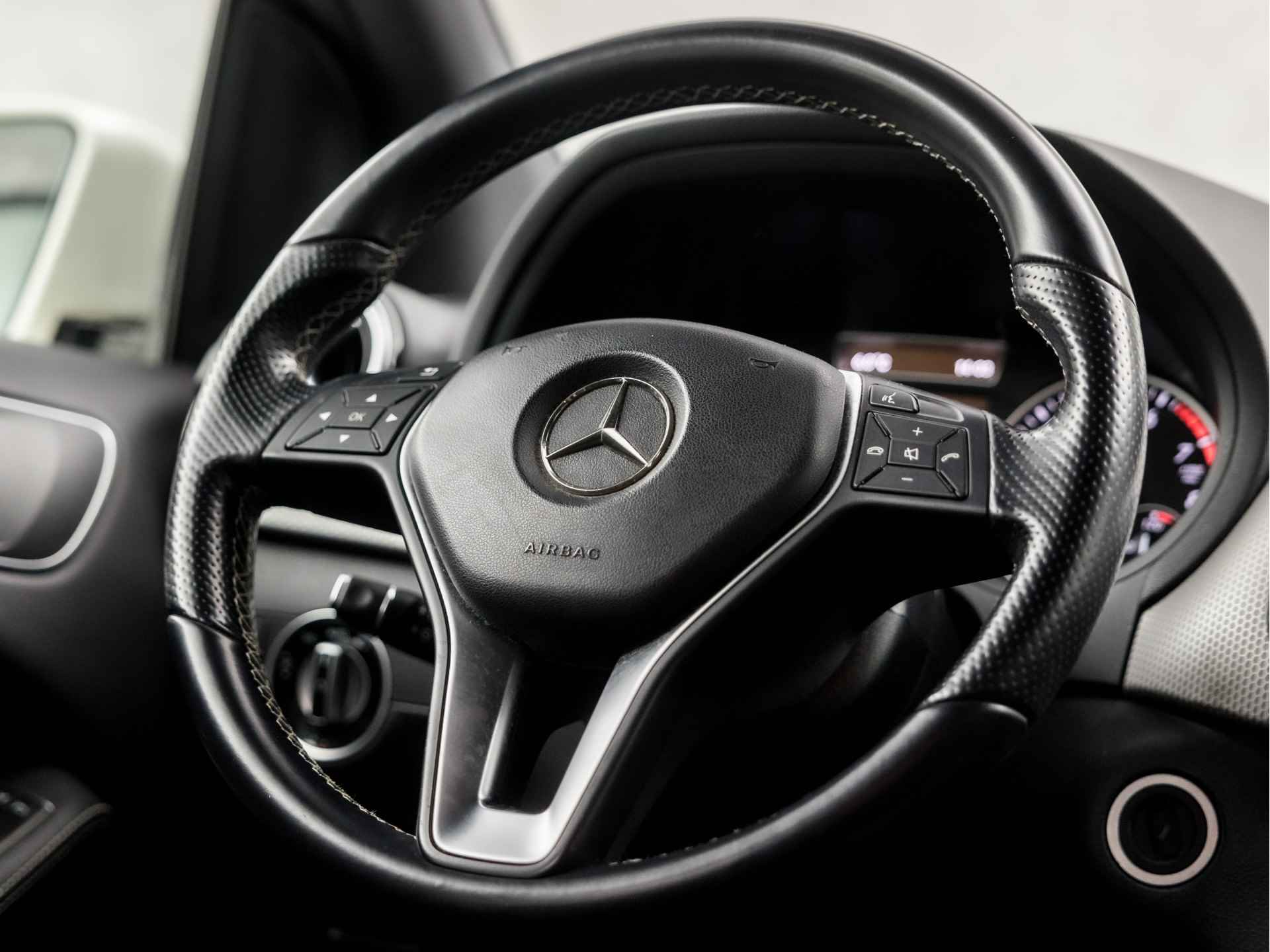 Mercedes-Benz B-Klasse 180 Prestige Sport (NAVIGATIE, CRUISE, TREKHAAK, STOELVERWARMING, LEDEREN SPORTSTOELEN, PARKEERSENSOREN, NIEUWE APK, XENON, ZWART HEMEL, NIEUWSTAAT) - 18/35