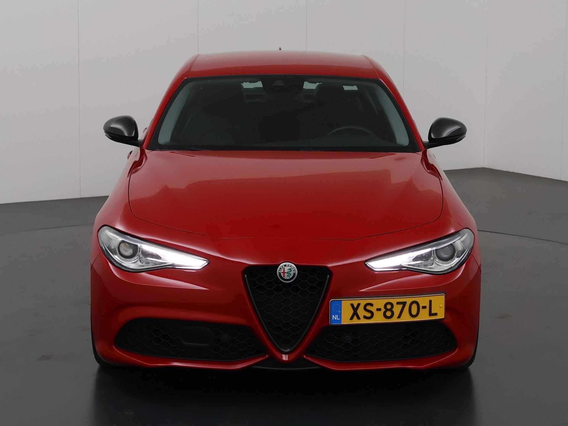 Alfa Romeo Giulia 2.0T Super | Bi-Xenon | Schakelmogelijkheid aan het Stuurwiel |  Navigatie | Parkeercamera | Pack Sportivo | Stoel&stuurwielverwarming | Keyless Go | Cruise Control | Dodehoekdetectie | - 4/45