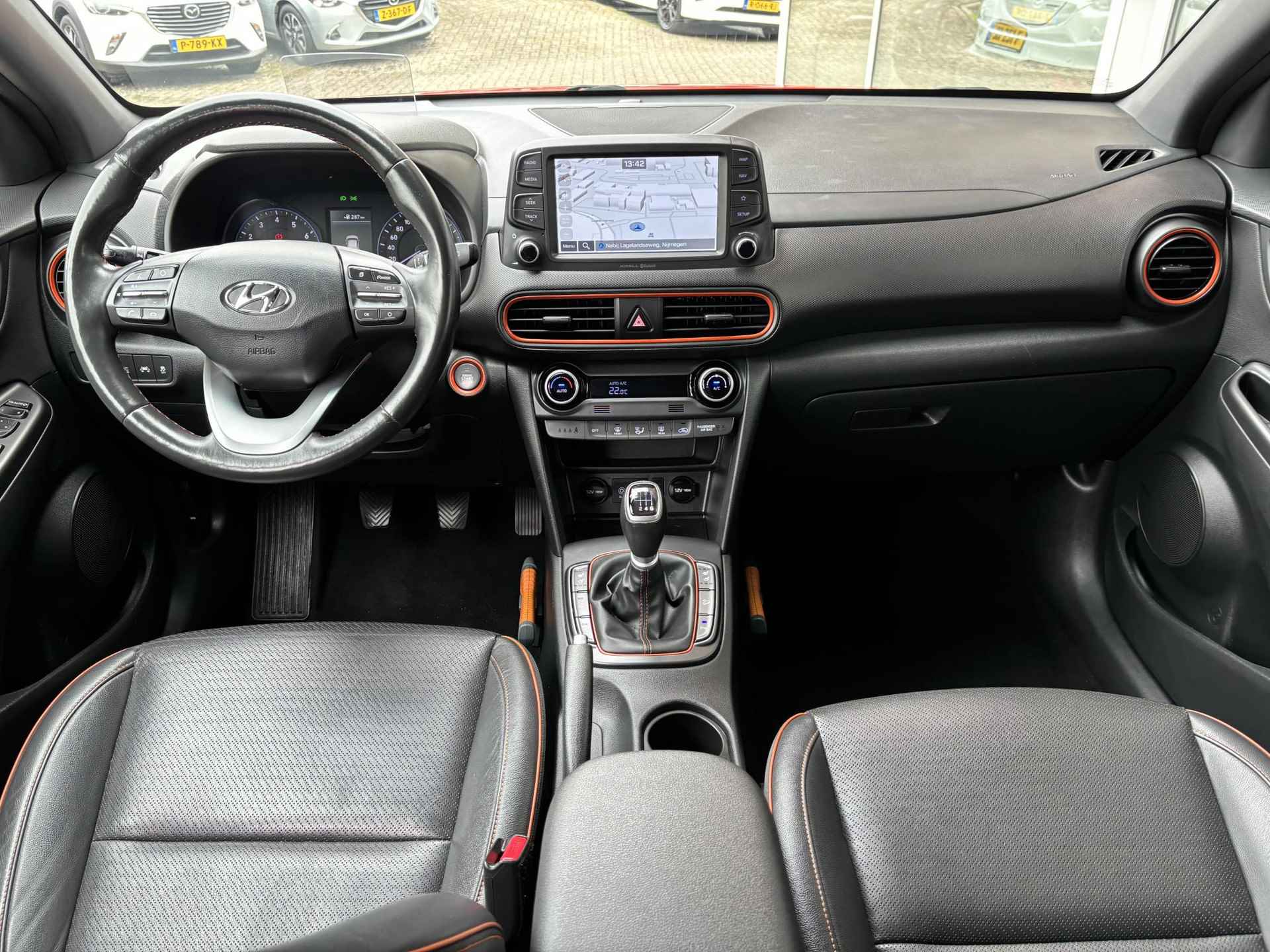 Hyundai Kona 1.0T Premium | Navigatie | Cruise Control | Climate Control | Parkeersensoren | Parkeercamera | 36Mnd. Garantie | Rijklaar! | - 16/33