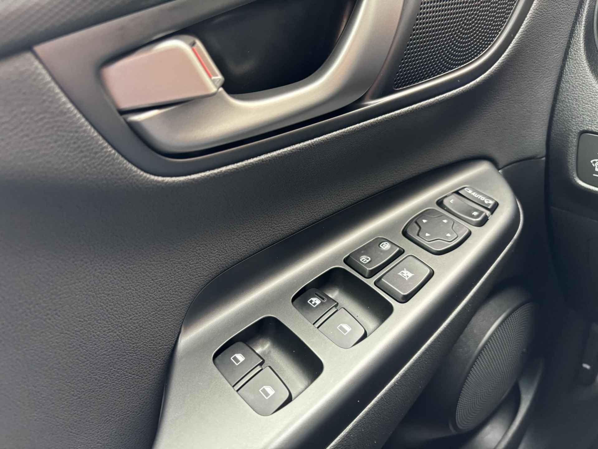 Hyundai Kona 1.0T Premium | Navigatie | Cruise Control | Climate Control | Parkeersensoren | Parkeercamera | 36Mnd. Garantie | Rijklaar! | - 29/33