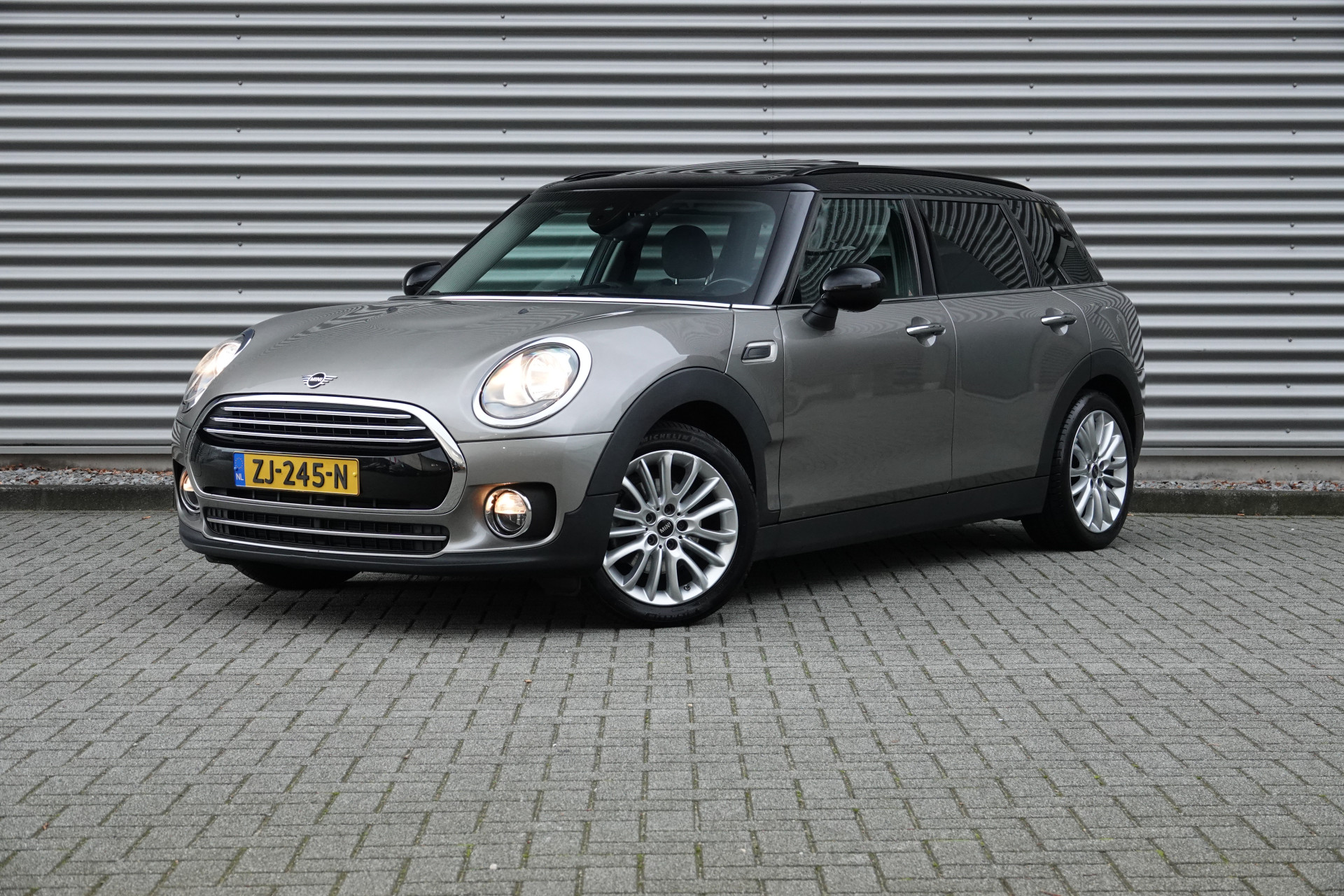 MINI Clubman 1.5 Cooper Business Edition | Panoramadak | Trekhaak | Navigatie |