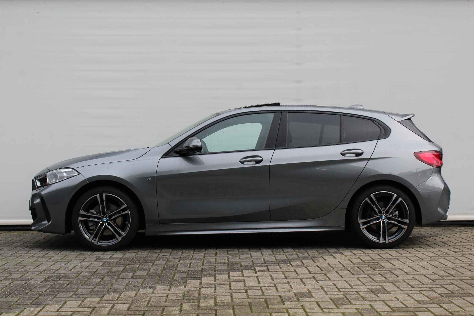 BMW 1-serie 118i High Executive M Sport Automaat / Panoramadak / Trekhaak / Sportstoelen / LED / M Sportonderstel / Live Cockpit Professional / Leder - 3/30