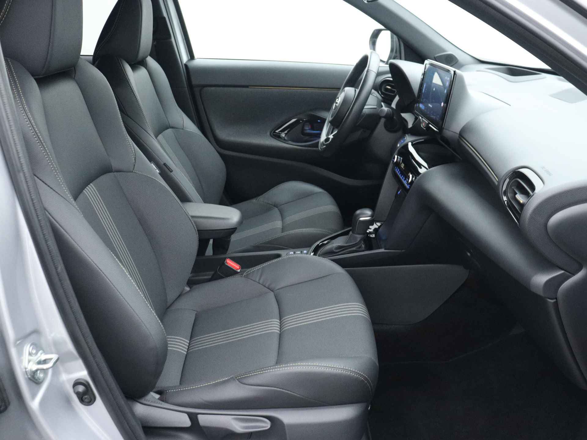 Toyota Yaris Cross 1.5 Hybrid Adventure Limited | Stoel & stuurverwarming  | Elektrische achterklep | Parkeersensoren voor & achter | - 31/47