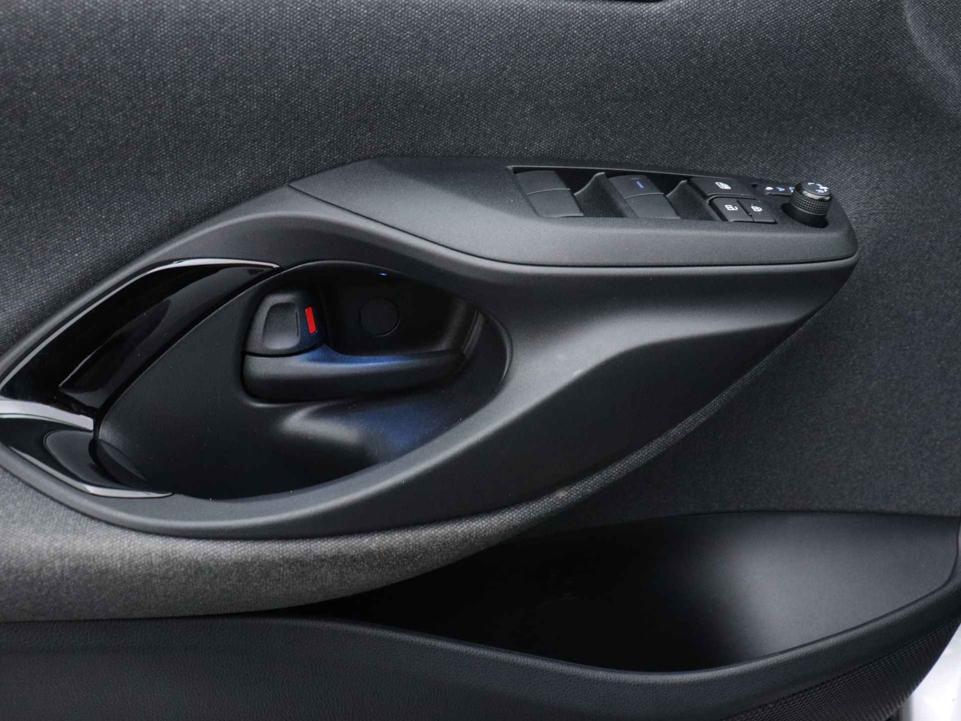 Toyota Yaris Cross 1.5 Hybrid Adventure Limited | Stoel & stuurverwarming  | Elektrische achterklep | Parkeersensoren voor & achter | - 33/47