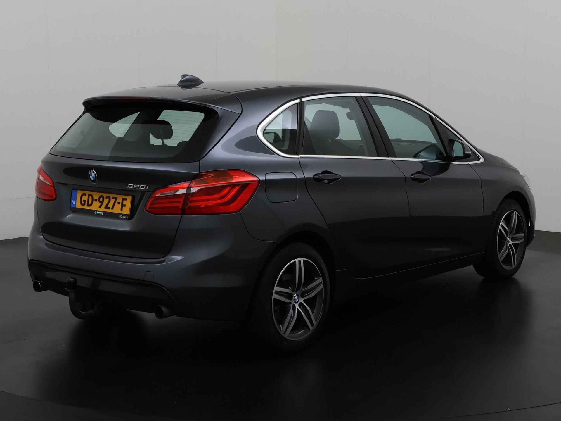 BMW 2-serie Active Tourer 220i M Sport Automaat 192PK | Trekhaak | Elek. Achterklep | Mem Stoel | Zondag Open! - 4/35