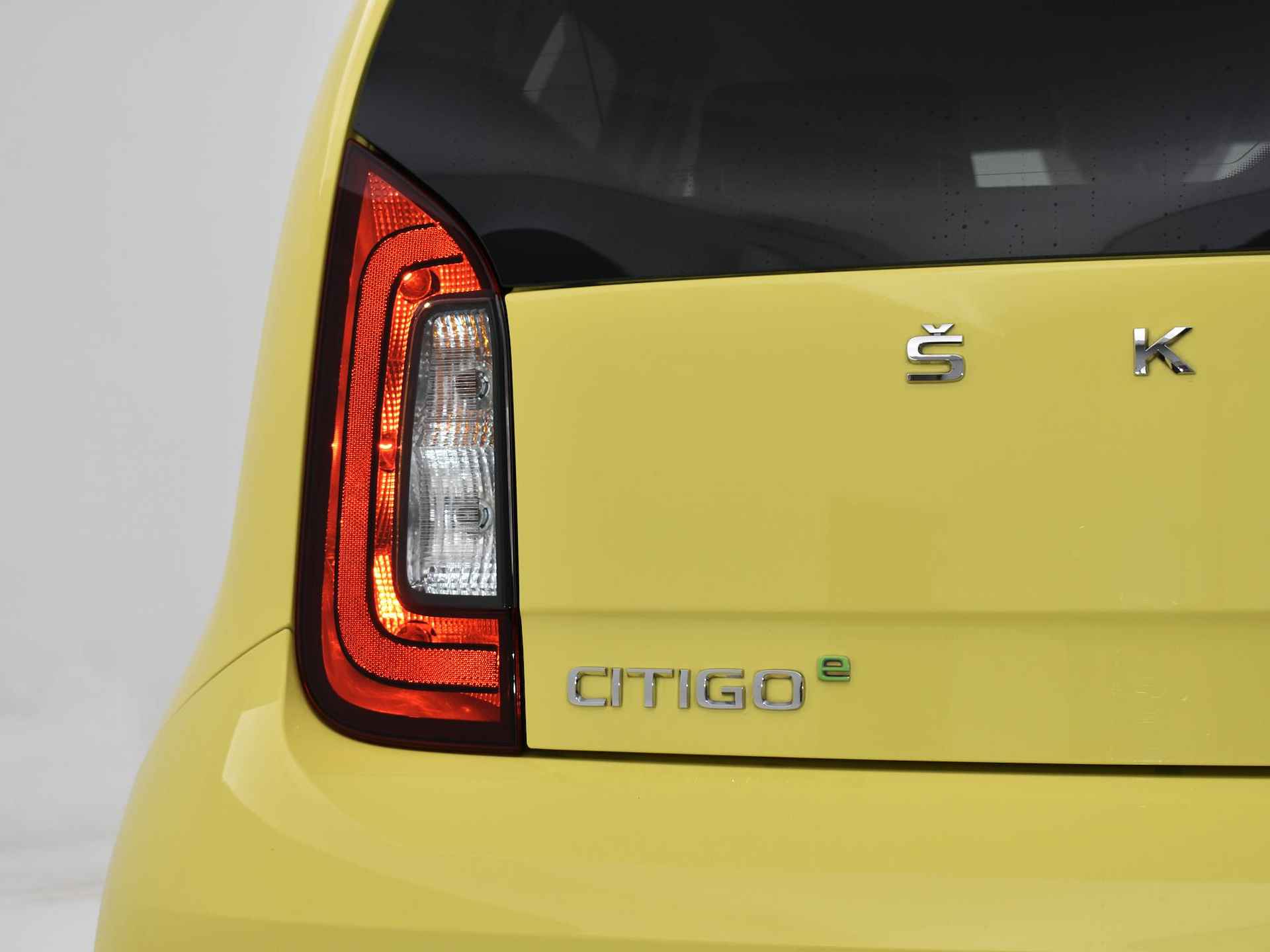 Škoda Citigo e-iV EV 83pk DSG Ambition | €2.000 subsidie | Cruise Control | P-Sensoren | Stoelverwarming | Bluetooth | DAB | Clima | 12 Maanden BOVAG-Garantie · TOPDEAL - 28/30