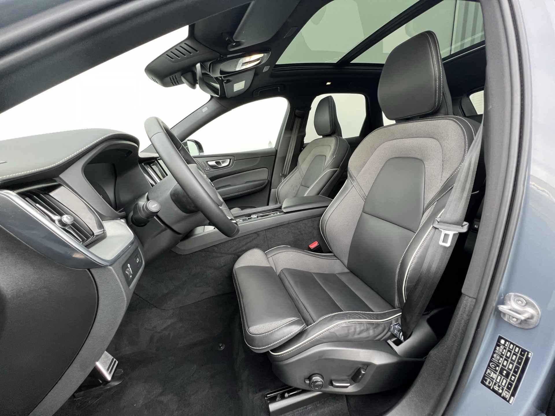 Volvo XC60 B5 R-design | Trekhaak elektrisch uitklapbaar | Elektrisch verstelbare stoelen + geheugen | Elektrisch glazen panorama-dak | Ala - 13/45