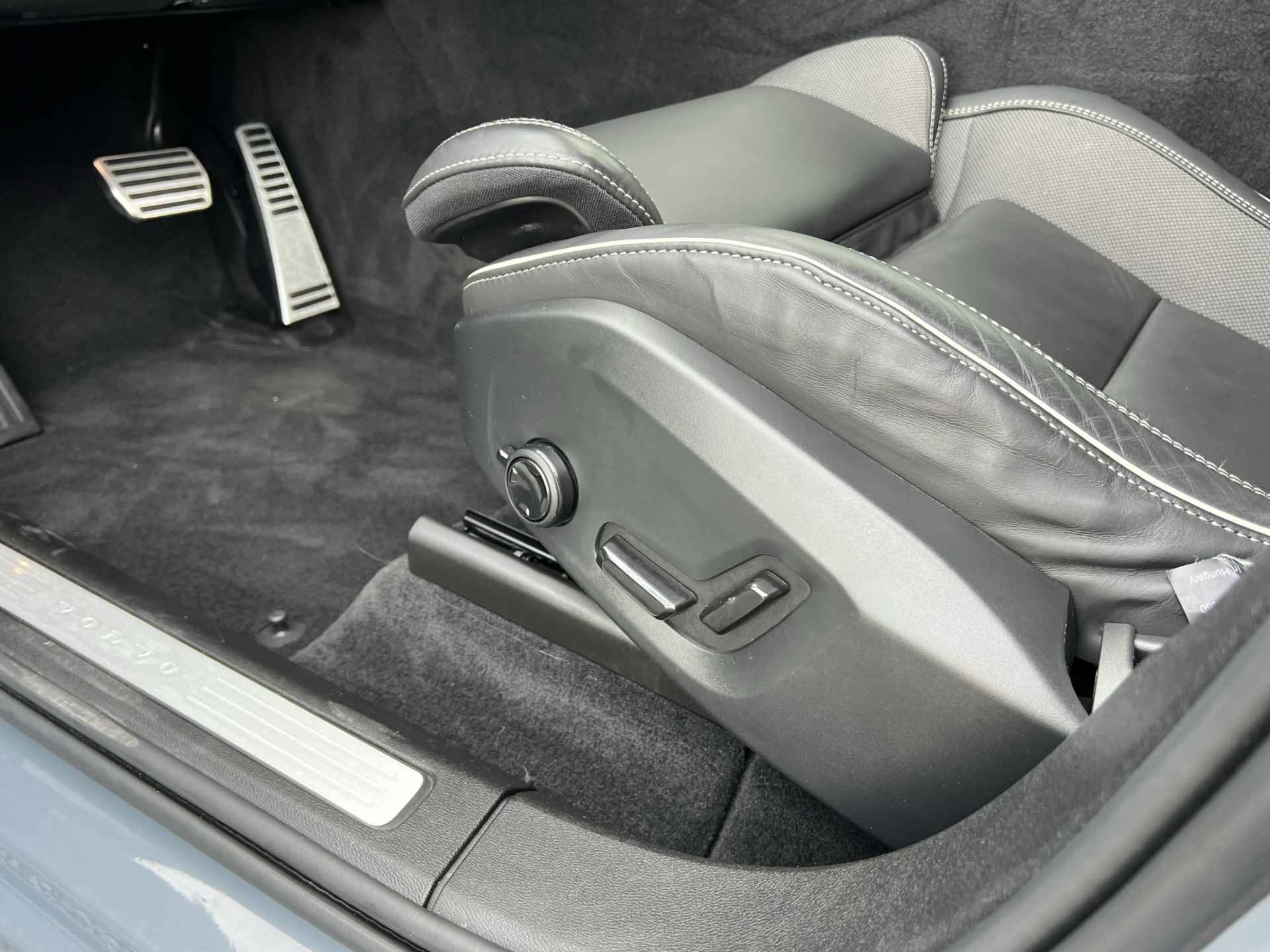 Volvo XC60 B5 R-design | Trekhaak elektrisch uitklapbaar | Elektrisch verstelbare stoelen + geheugen | Elektrisch glazen panorama-dak | Ala - 14/45