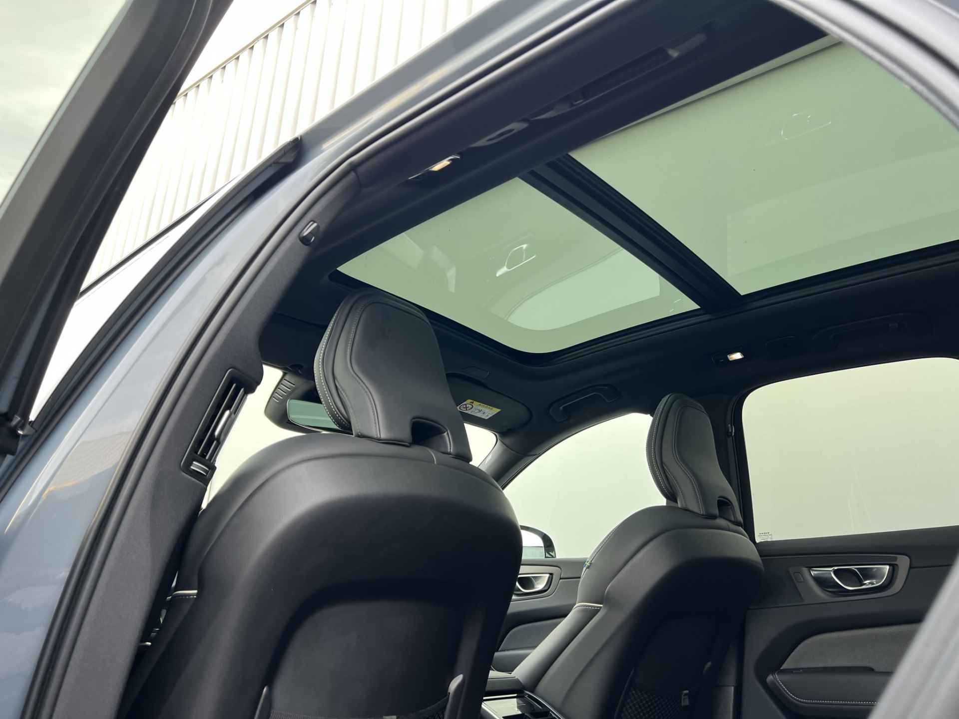Volvo XC60 B5 R-design | Trekhaak elektrisch uitklapbaar | Elektrisch verstelbare stoelen + geheugen | Elektrisch glazen panorama-dak | Ala - 15/45