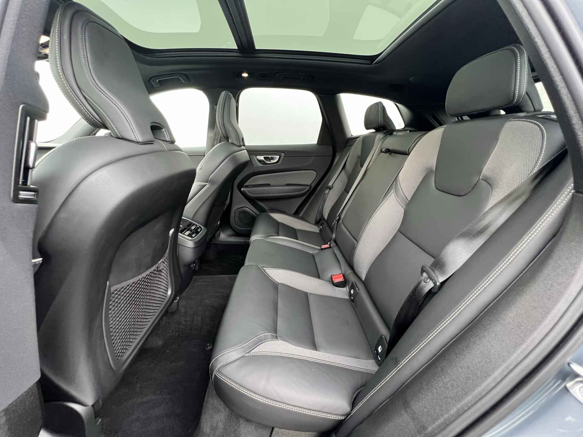 Volvo XC60 B5 R-design | Trekhaak elektrisch uitklapbaar | Elektrisch verstelbare stoelen + geheugen | Elektrisch glazen panorama-dak | Ala - 17/45