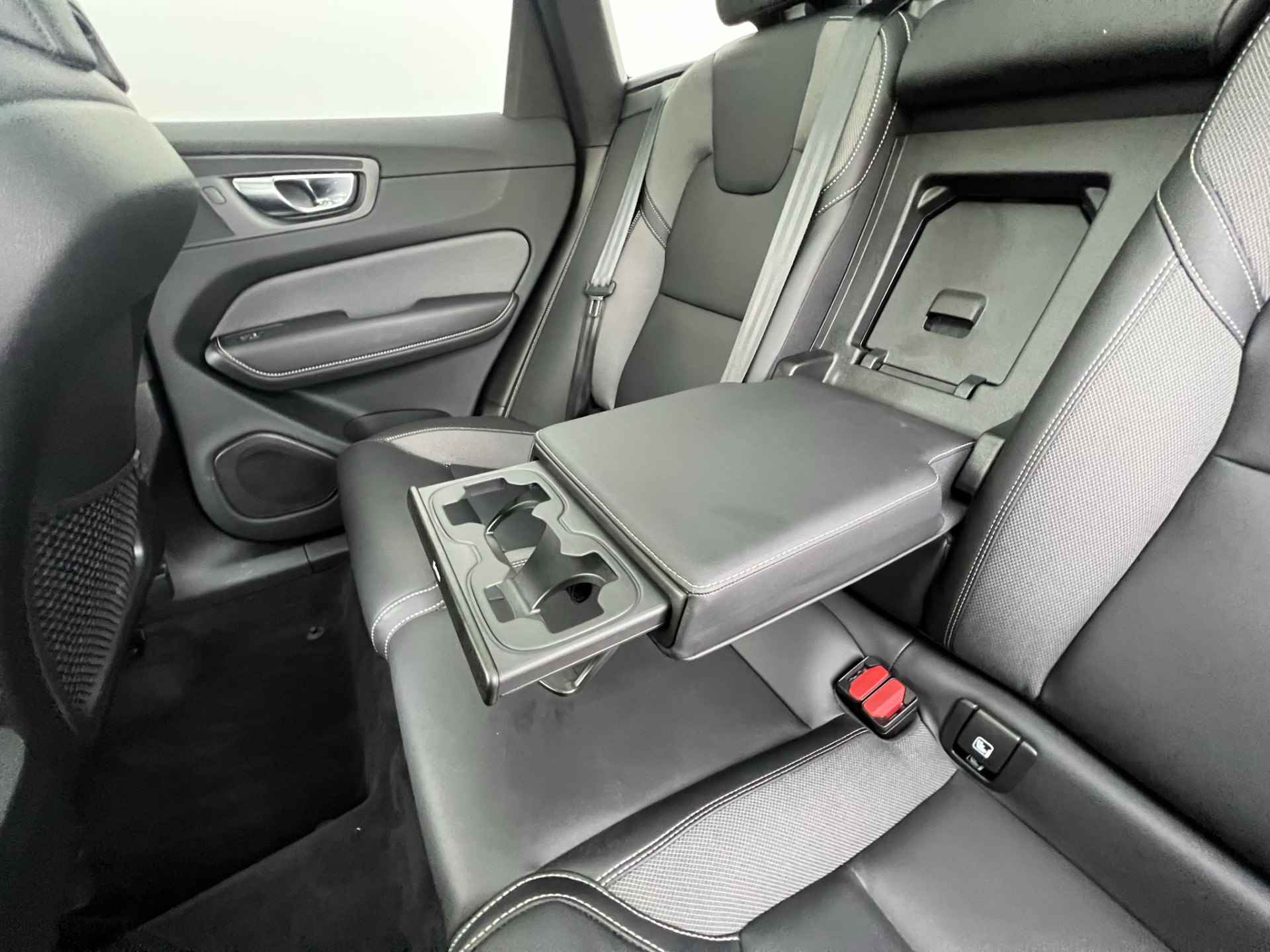 Volvo XC60 B5 R-design | Trekhaak elektrisch uitklapbaar | Elektrisch verstelbare stoelen + geheugen | Elektrisch glazen panorama-dak | Ala - 18/45