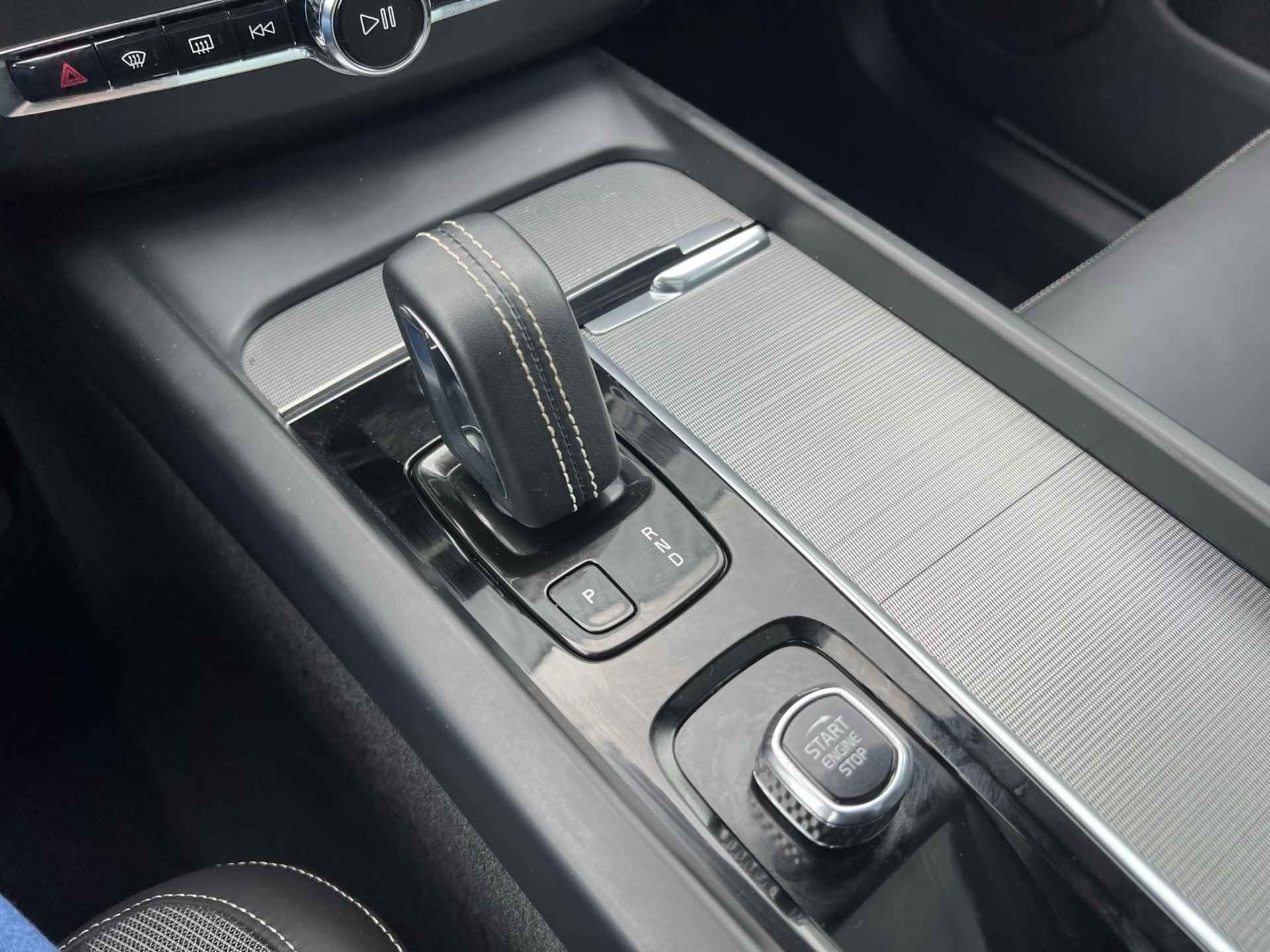 Volvo XC60 B5 R-design | Trekhaak elektrisch uitklapbaar | Elektrisch verstelbare stoelen + geheugen | Elektrisch glazen panorama-dak | Ala - 40/45