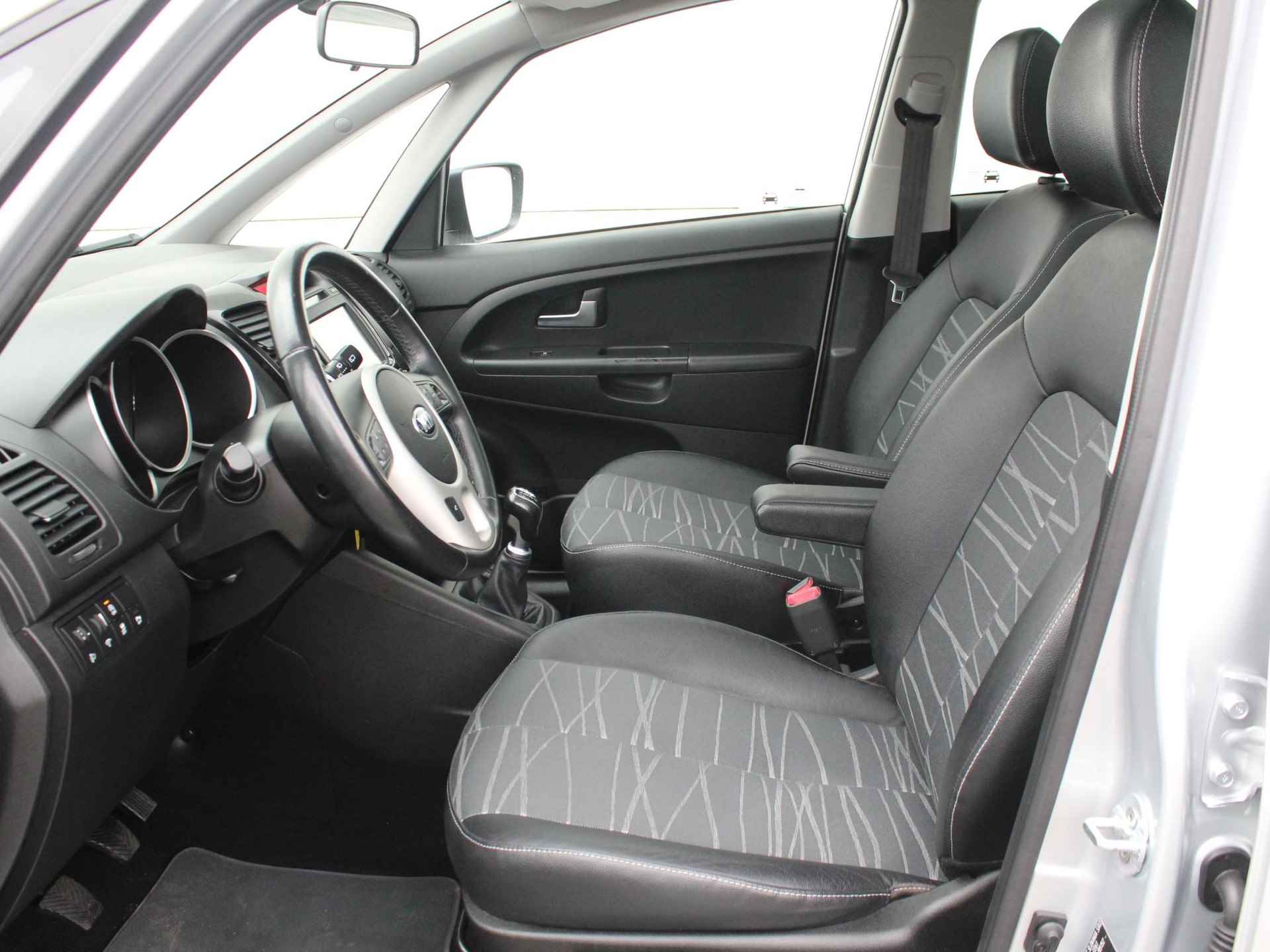 Kia Venga 1.4 CVVT Edition / Trekhaak (1300 KG) / Navigatie / Elektrische Schuif-/Kanteldak / Cruise Control / Achteruitrijcamera / - 6/41