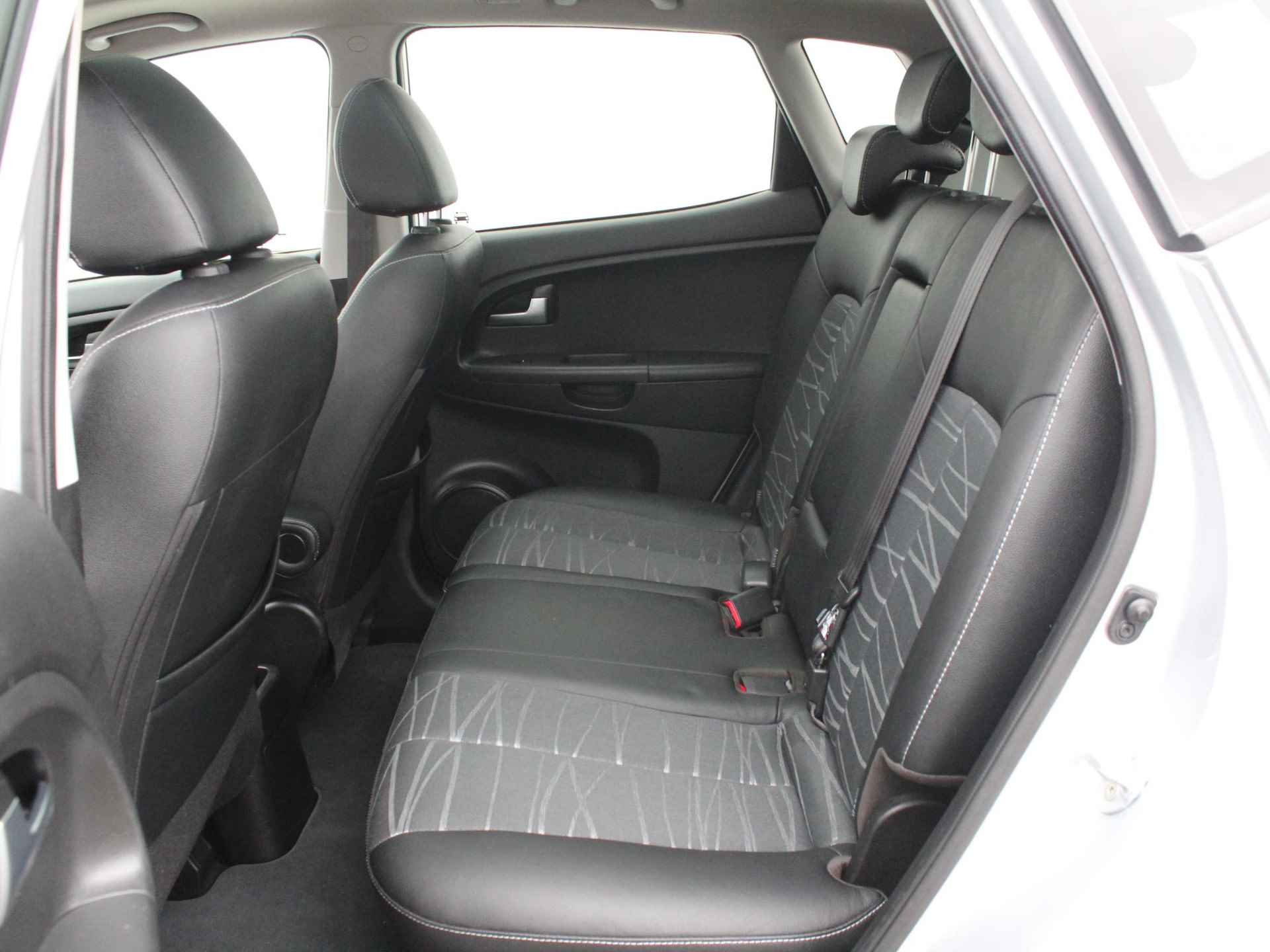 Kia Venga 1.4 CVVT Edition / Trekhaak (1300 KG) / Navigatie / Elektrische Schuif-/Kanteldak / Cruise Control / Achteruitrijcamera / - 7/41