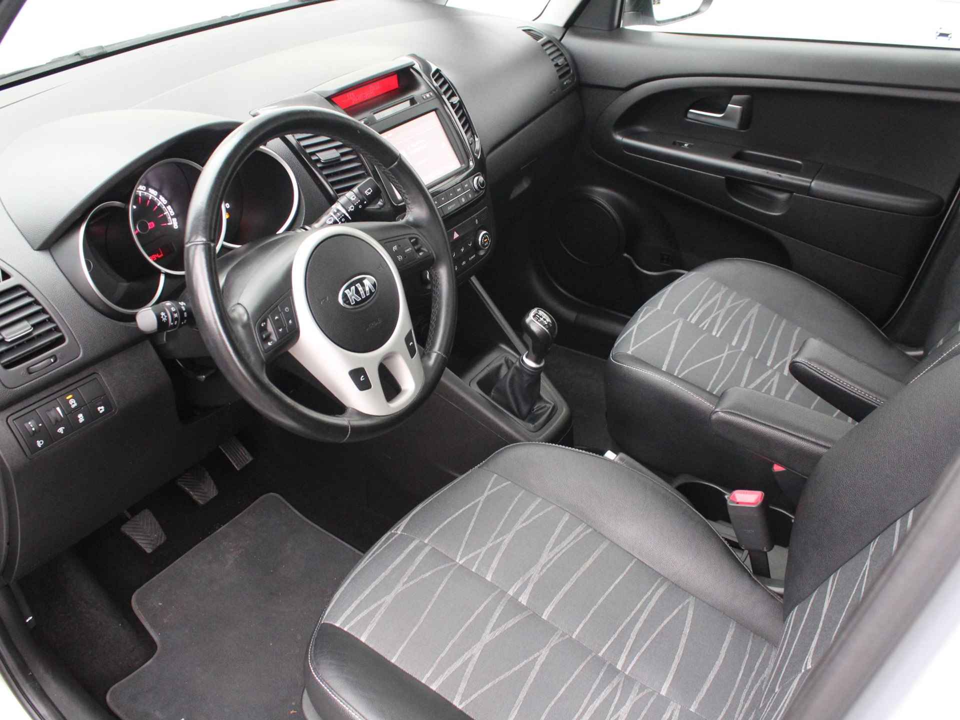 Kia Venga 1.4 CVVT Edition / Trekhaak (1300 KG) / Navigatie / Elektrische Schuif-/Kanteldak / Cruise Control / Achteruitrijcamera / - 19/41