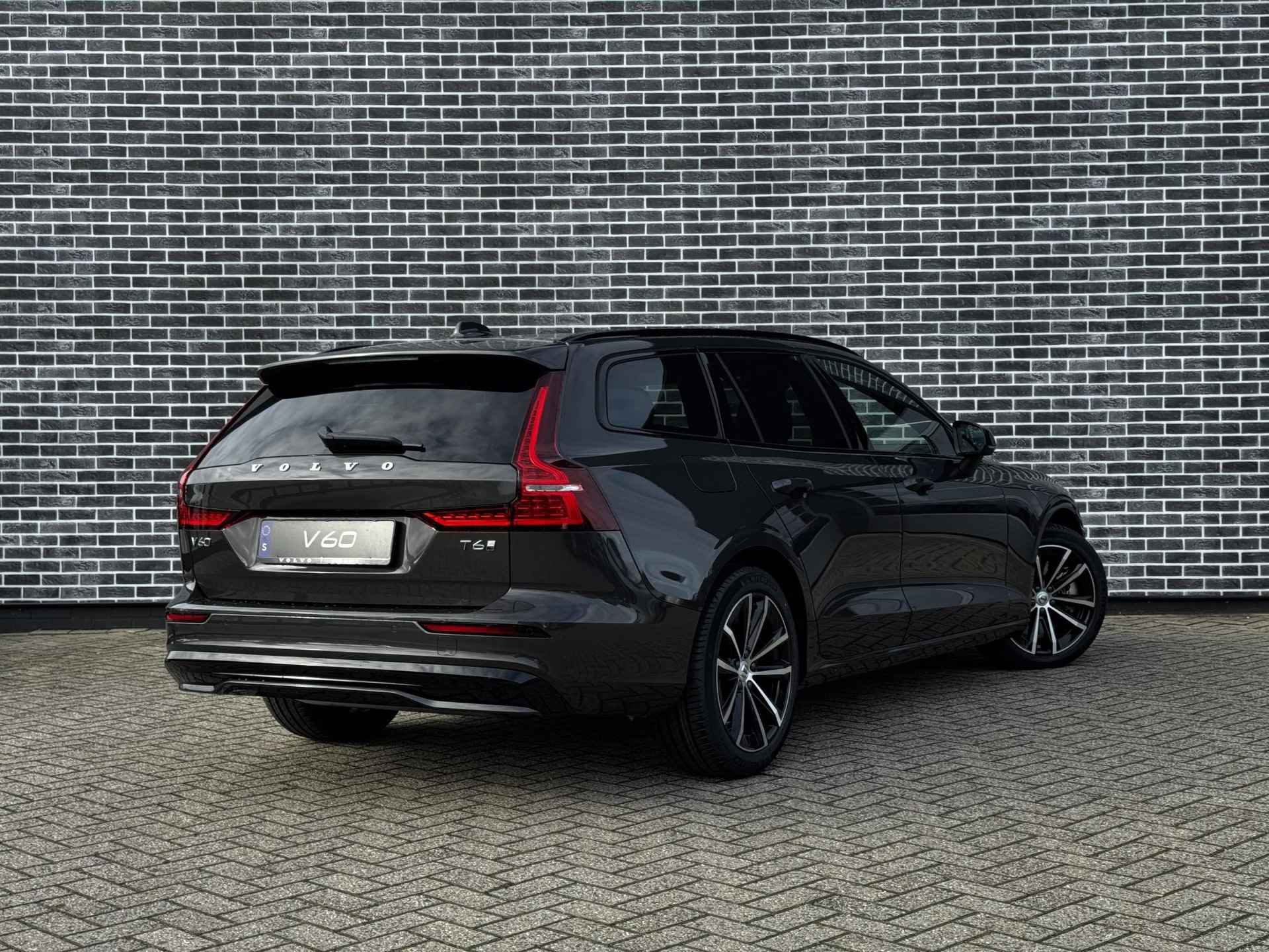 Volvo V60 2.0 T6 Recharge AWD Plus Dark | Adaptieve Cruise Control | Schuifdak | Getint glas | Harman Kardon Audio| Contourstoelen - 4/20