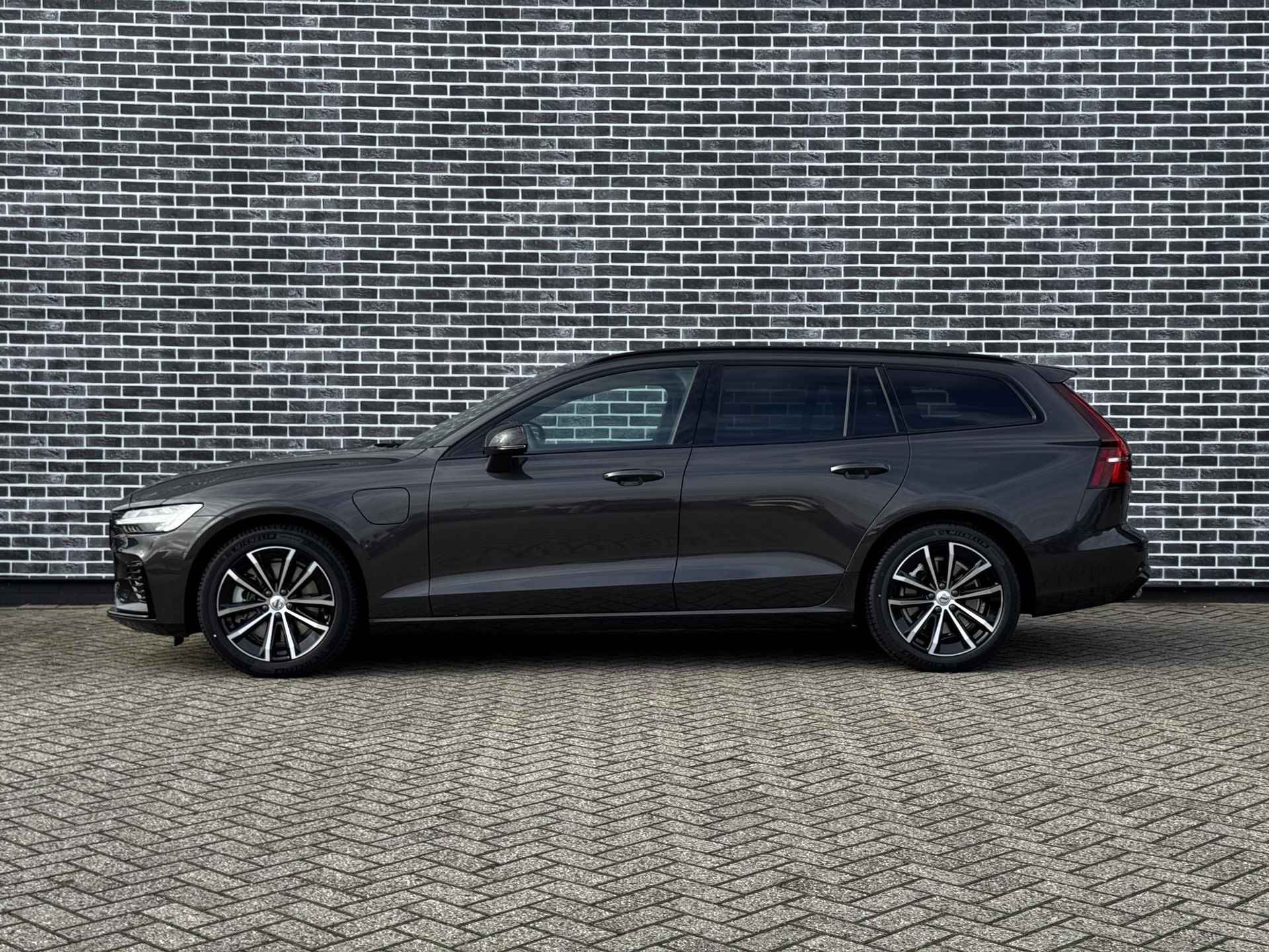 Volvo V60 2.0 T6 Recharge AWD Plus Dark | Adaptieve Cruise Control | Schuifdak | Getint glas | Harman Kardon Audio| Contourstoelen - 6/20