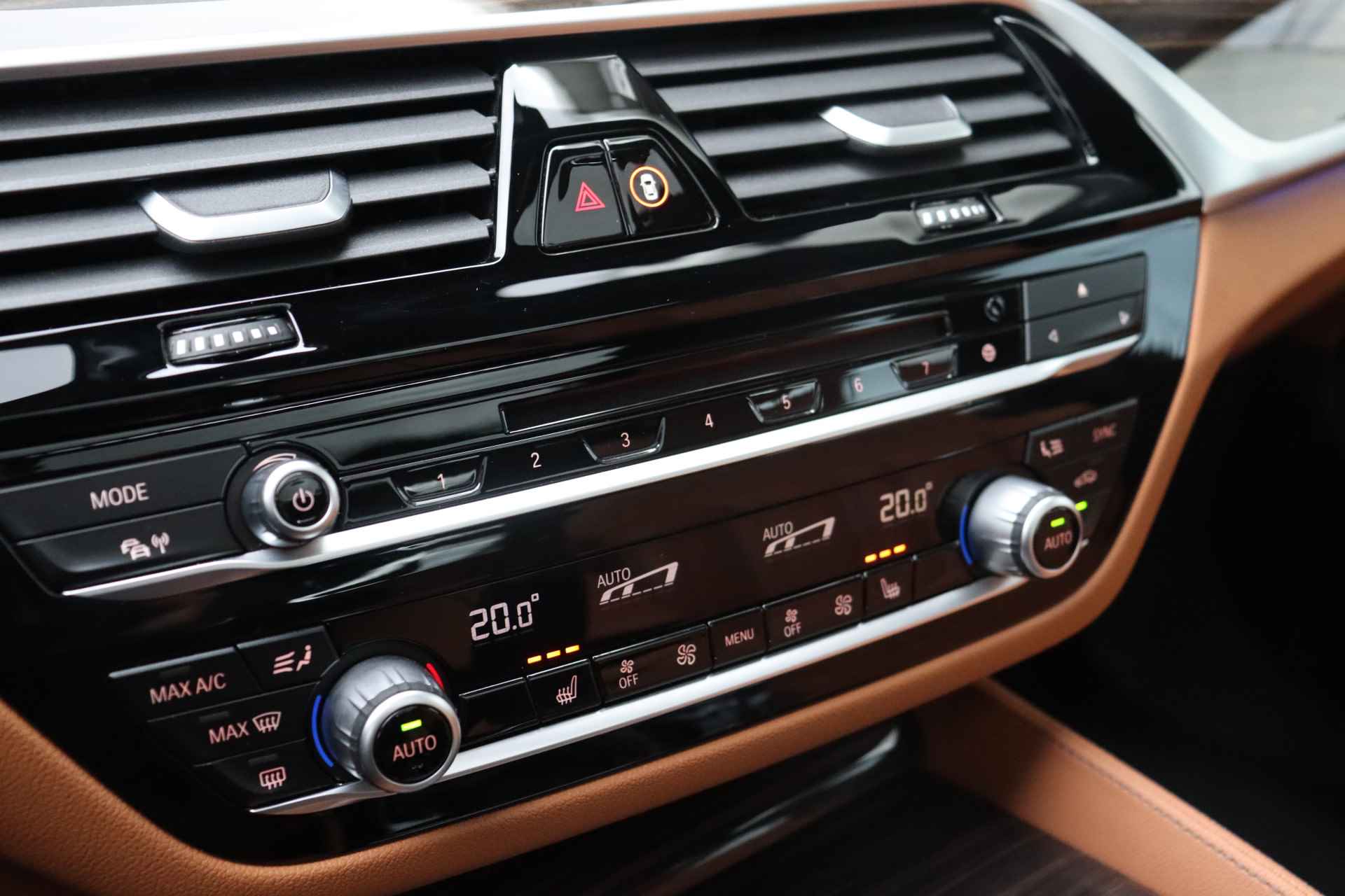 BMW 6 Serie Gran Turismo 630i High Executive M Sport Automaat / Panoramadak / Adaptieve LED / Parking Assistant Plus / Harman Kardon / Comfort Access / Navigatie Professional / Comfortstoelen - 15/27
