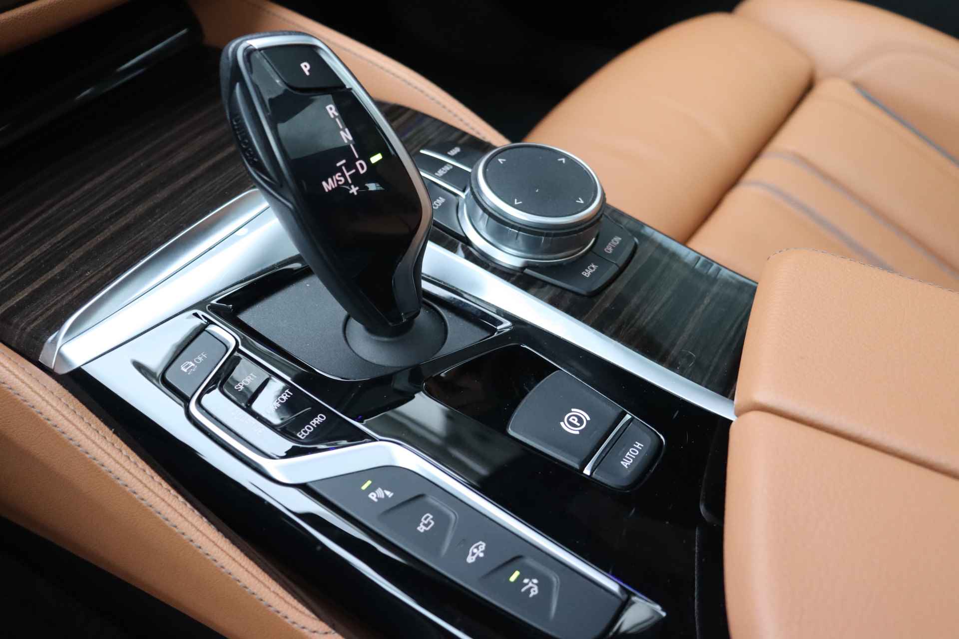 BMW 6 Serie Gran Turismo 630i High Executive M Sport Automaat / Panoramadak / Adaptieve LED / Parking Assistant Plus / Harman Kardon / Comfort Access / Navigatie Professional / Comfortstoelen - 16/27