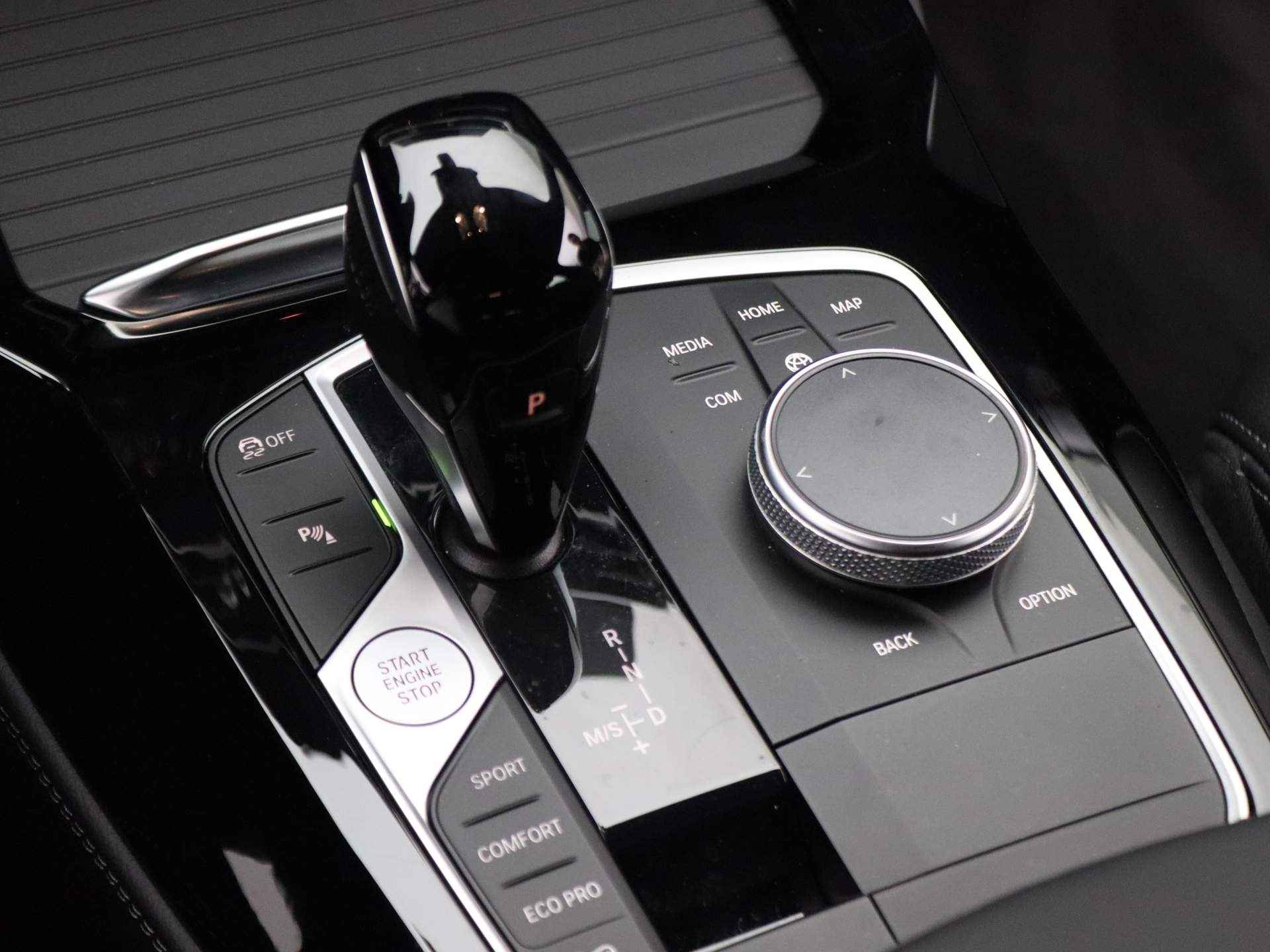 BMW X4 xDrive20i High Executive M Sportpakket / Laserlight / Driving Assistant / Achteruitrijcamera / HiFi / DAB / 20'' - 24/36