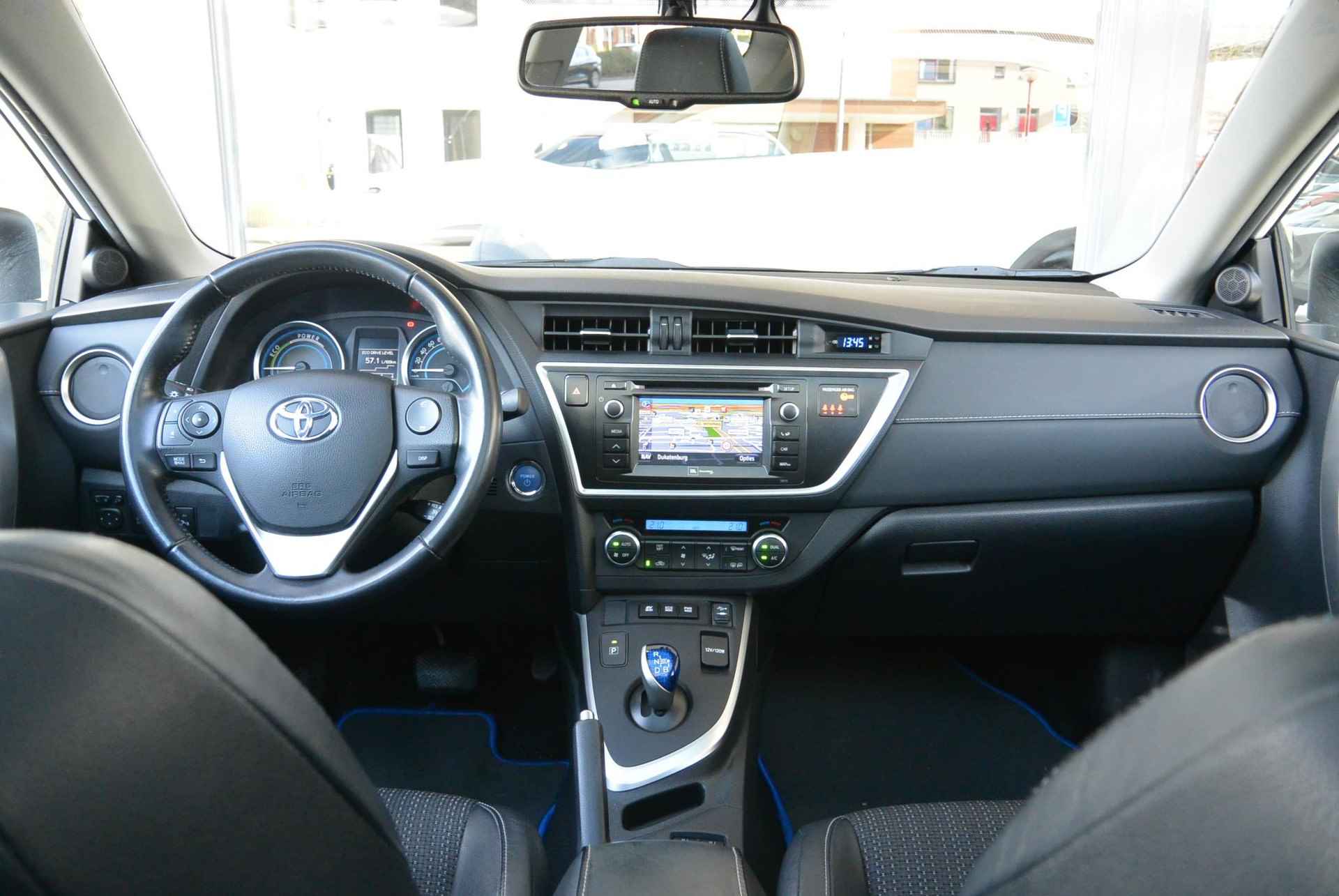 Toyota Auris 1.8 Hybrid 136pk Executive Automaat │ Panoramisch dak │ All season banden - 4/13
