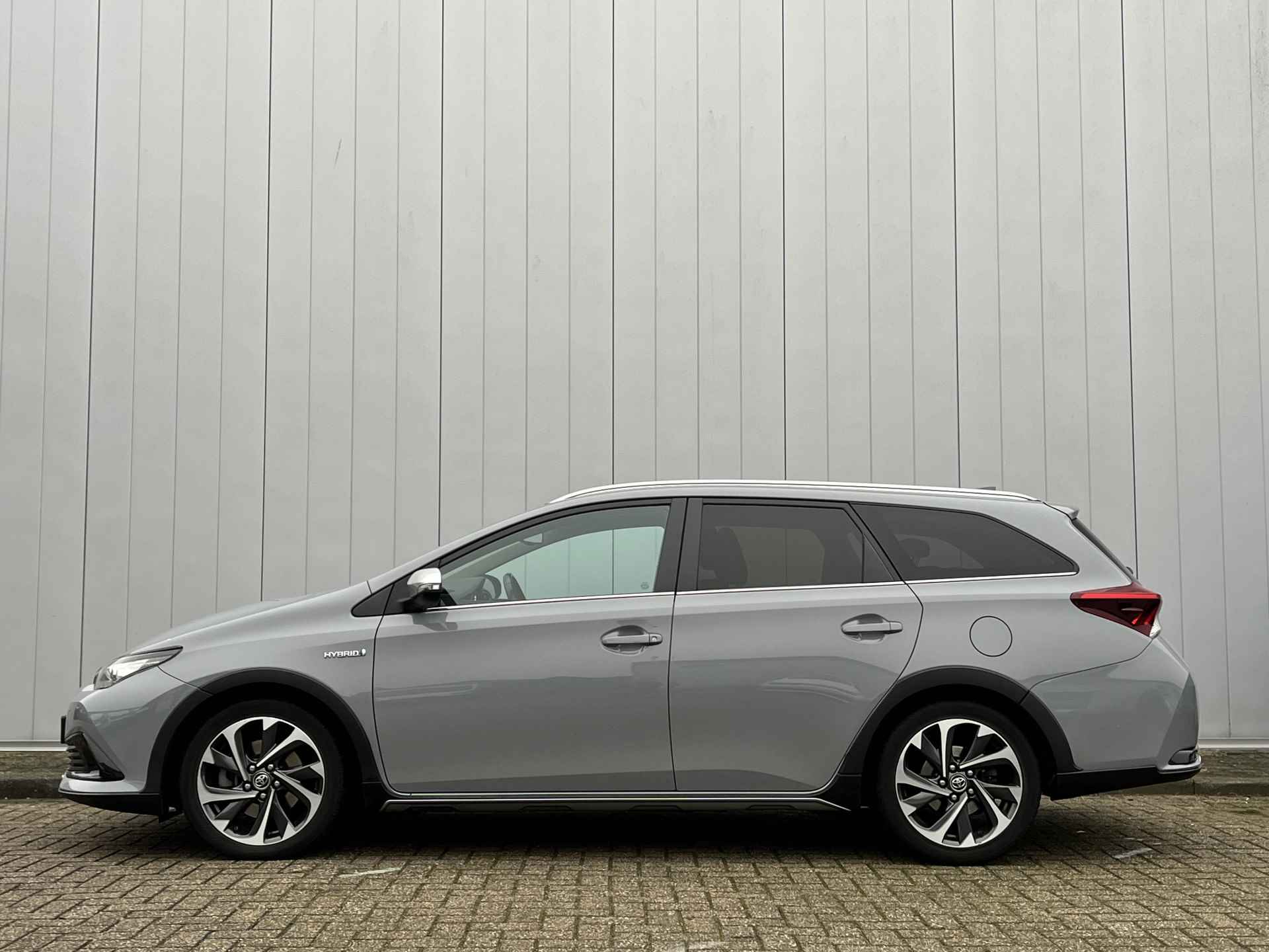 Toyota Auris Touring Sports 1.8 Hybrid Freestyle NL Auto Dealer Onderhouden Navi Clima Cruise - 2/25