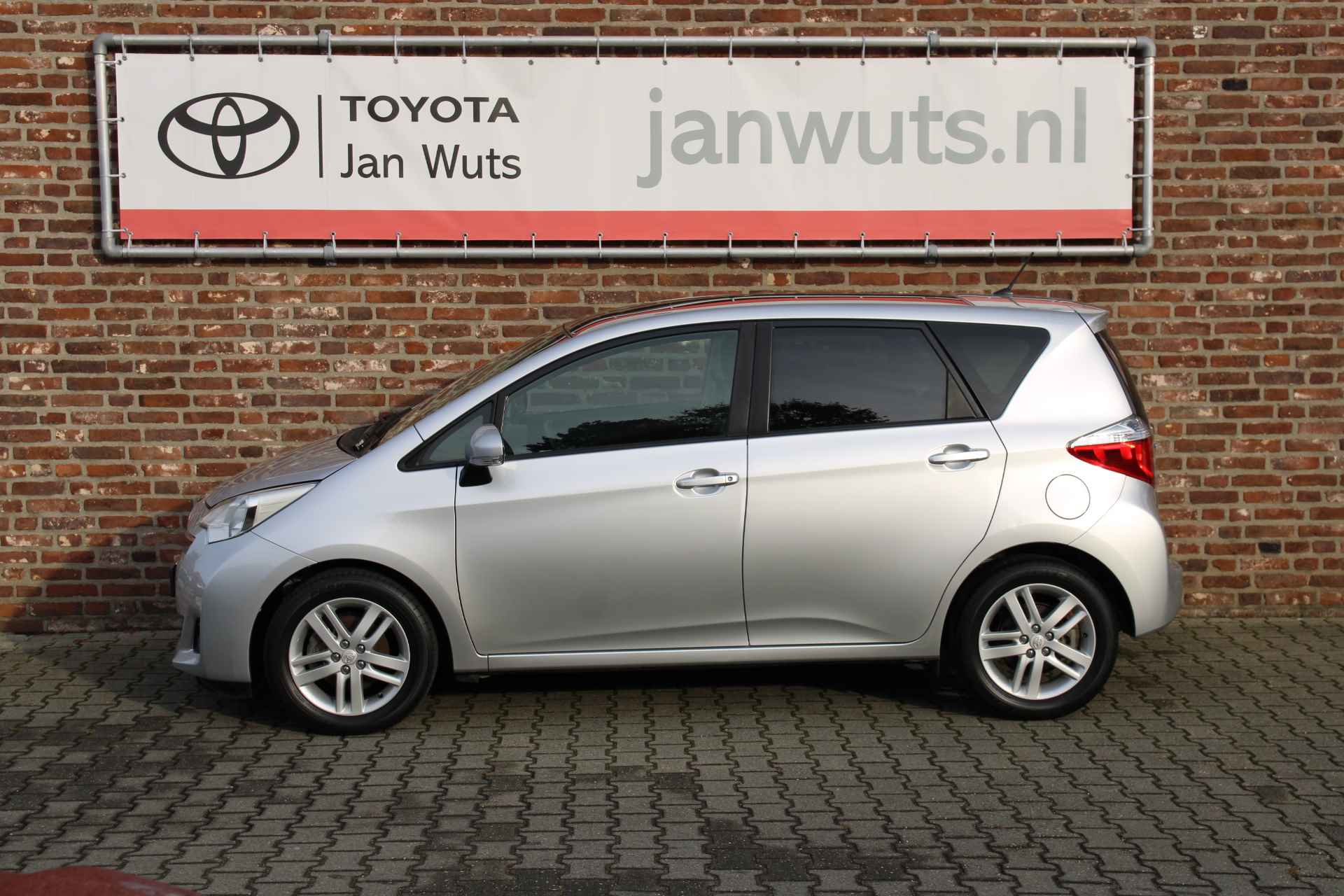 Toyota Verso-S 1.3 VVT-i Dynamic + Panorama - 2/38