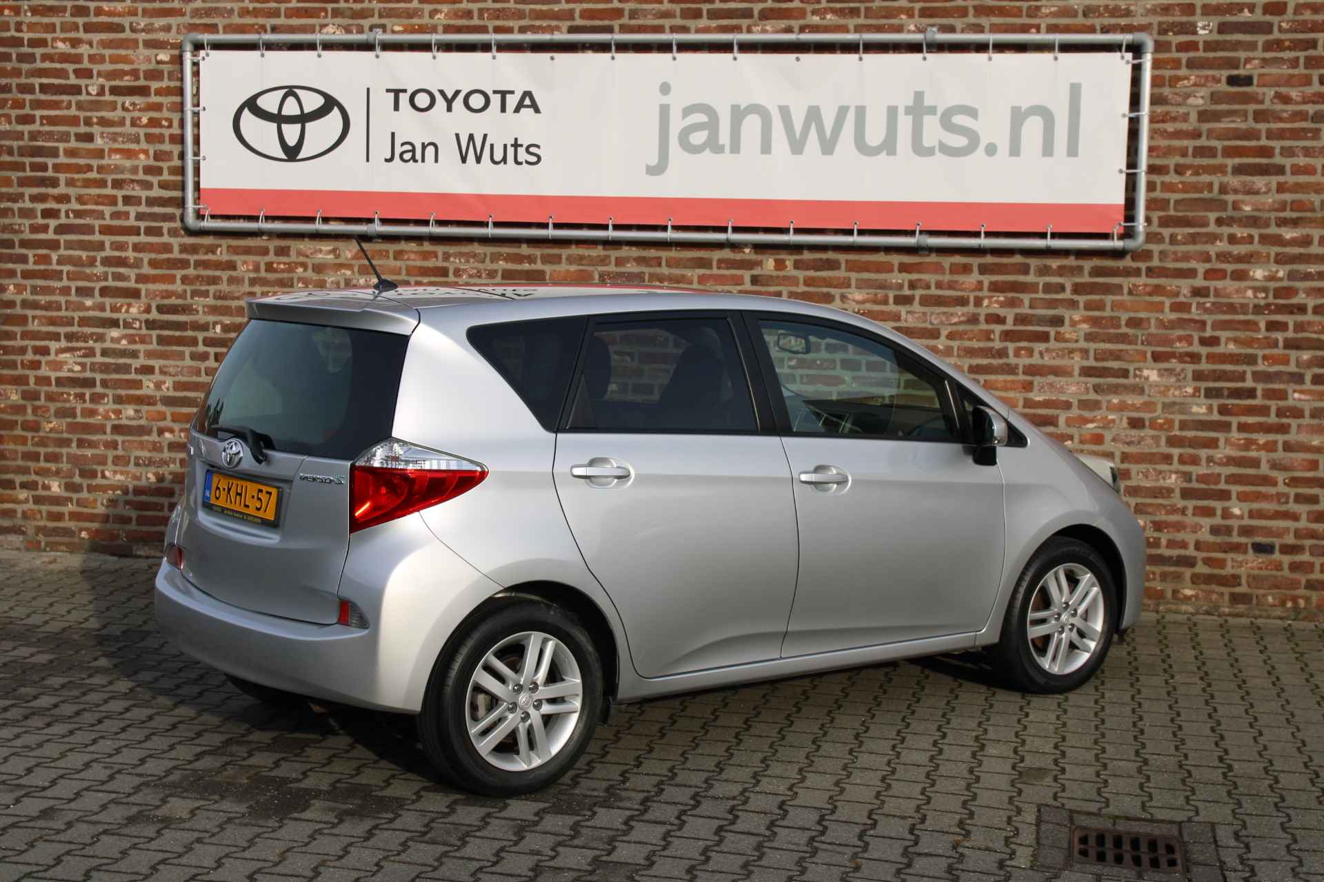 Toyota Verso-S 1.3 VVT-i Dynamic + Panorama - 3/38