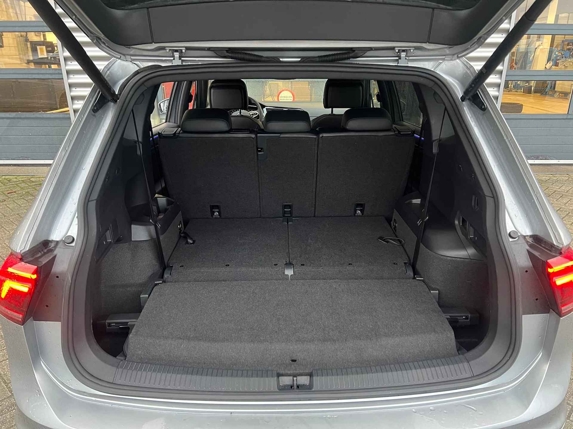 Volkswagen Tiguan Allspace 1.5 TSI 150 pk R-Line Business 7-pers. 7-DSG | Trekhaak wegklapbaar | Achteruitrijcamera | Cruise control adaptief | - 35/36