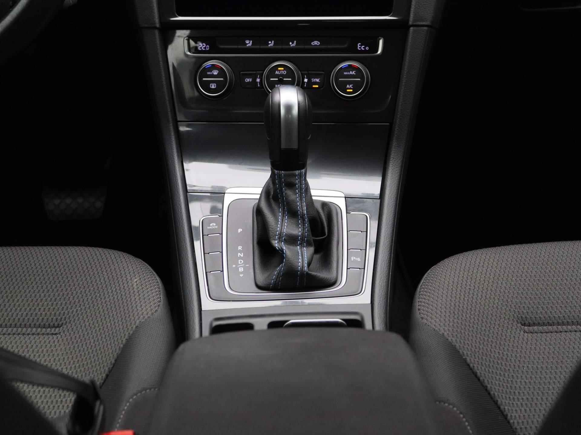 Volkswagen e-Golf E-DITION | Navigatie | Climate Control | Parkeerhulp | LED Verlichting | - 10/39